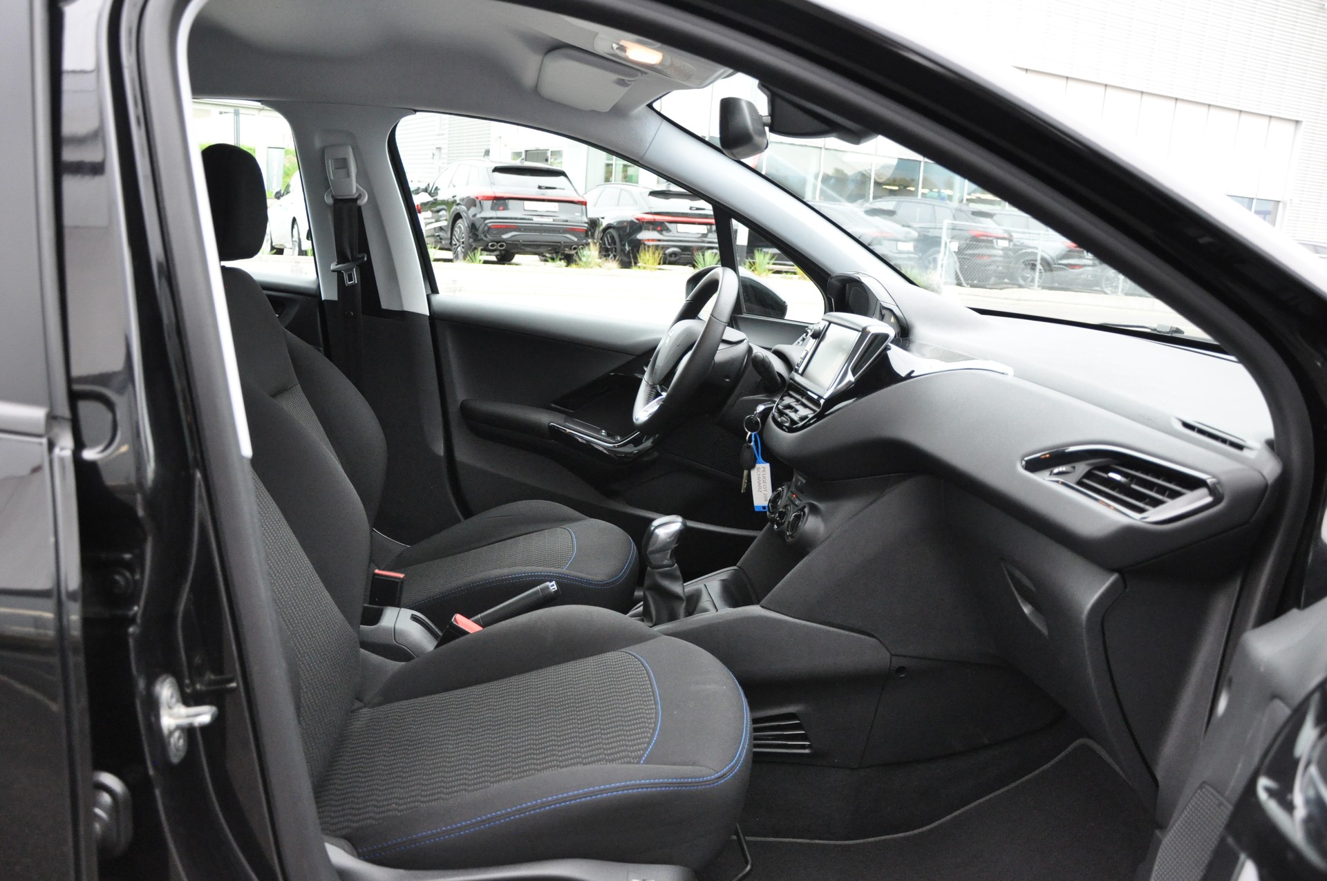 PEUGEOT 208 1.2 PureTech Signature-image-14