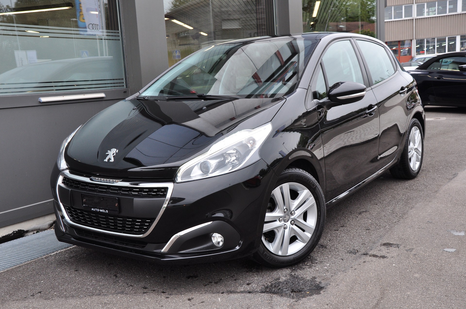 PEUGEOT 208 1.2 PureTech Signature-showroom-element-3