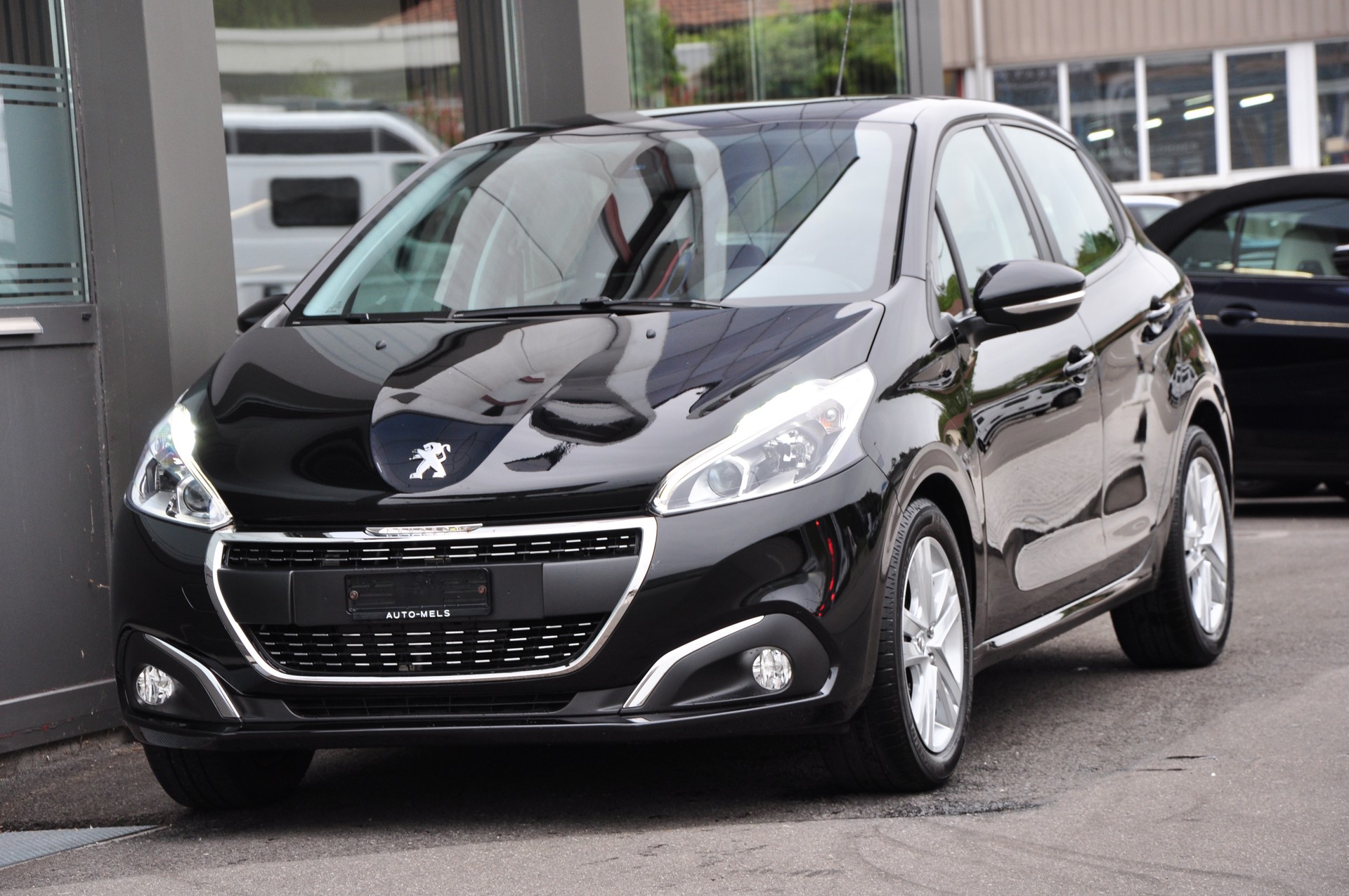 PEUGEOT 208 1.2 PureTech Signature-showroom-element-2