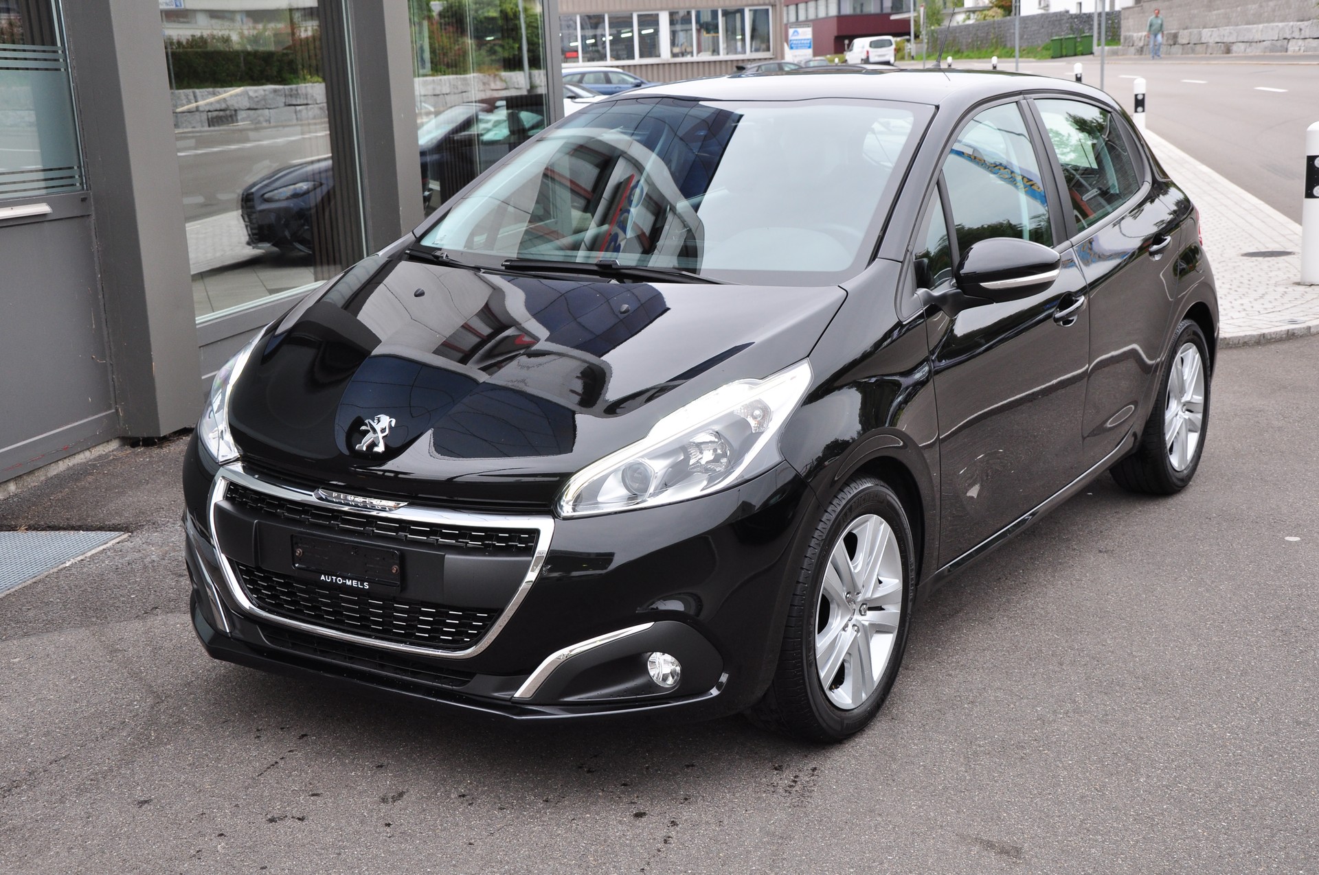 PEUGEOT 208 1.2 PureTech Signature-image-12