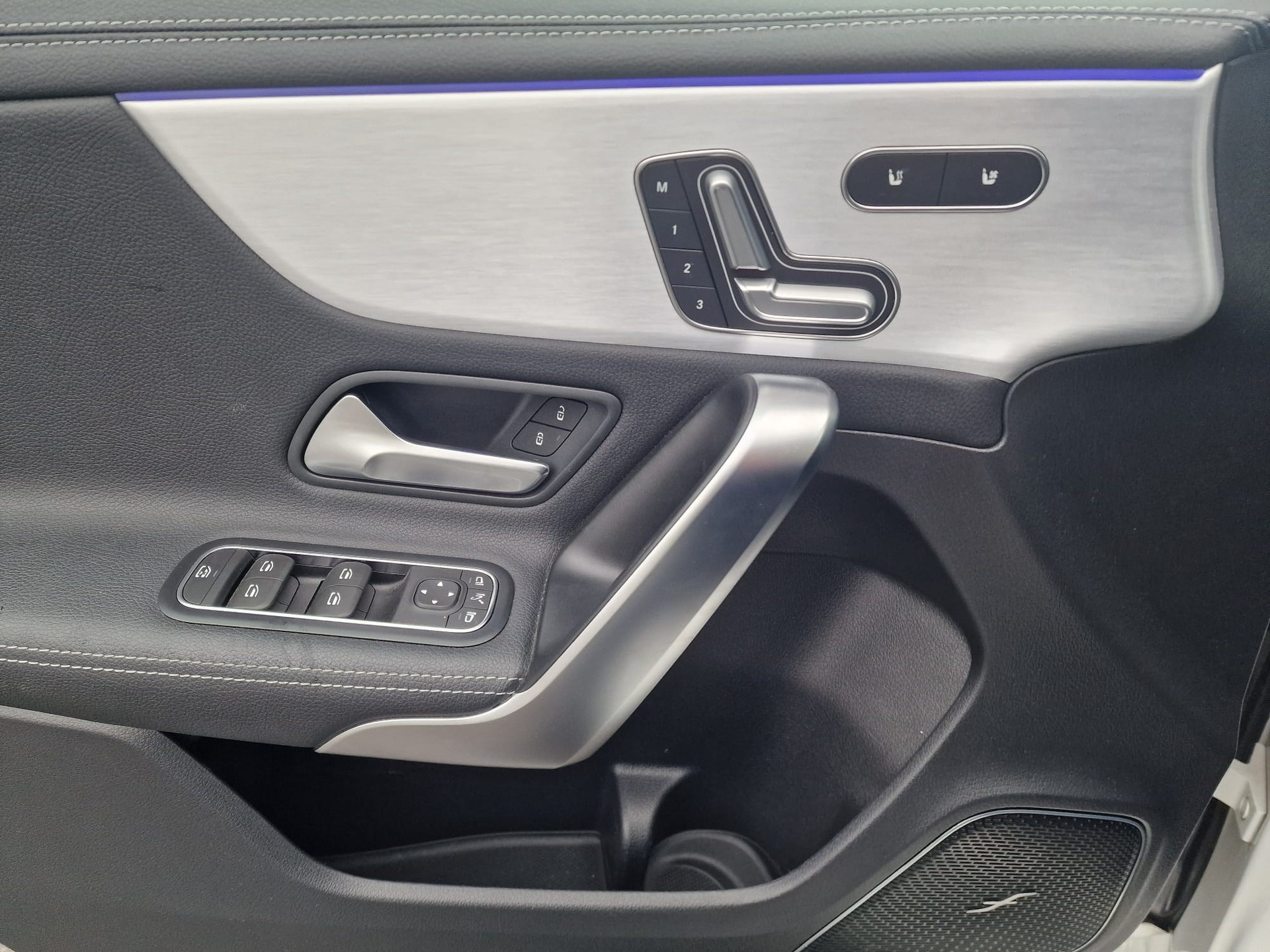 MERCEDES-BENZ A 35 AMG 4Matic Speedshift-image-10