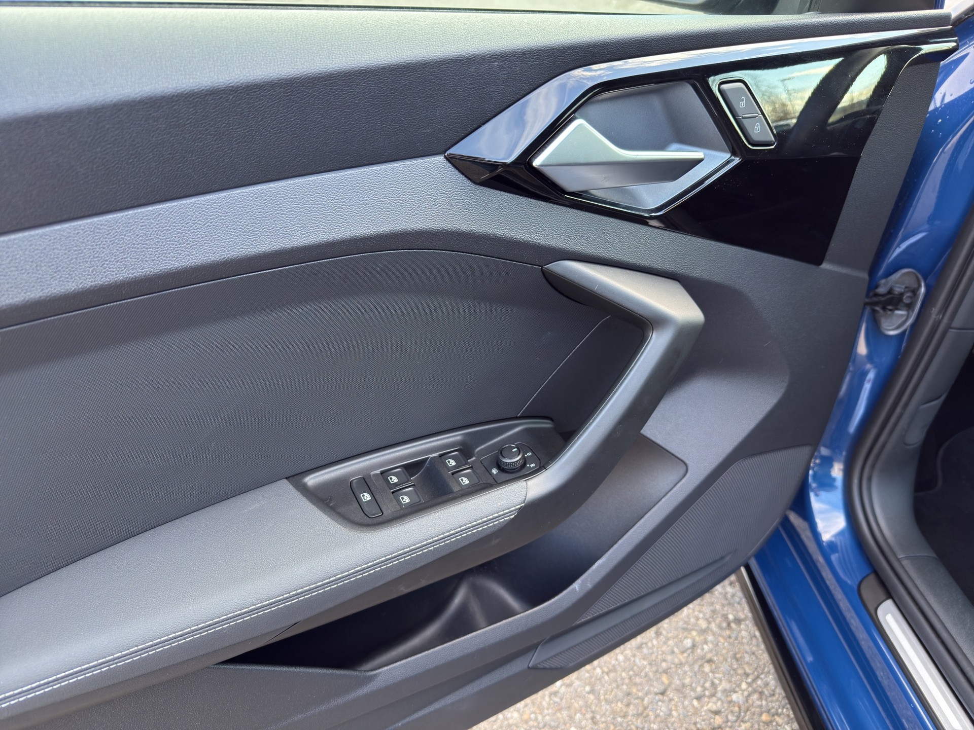 AUDI A1 Sportback 40 TFSI S Line-image-8
