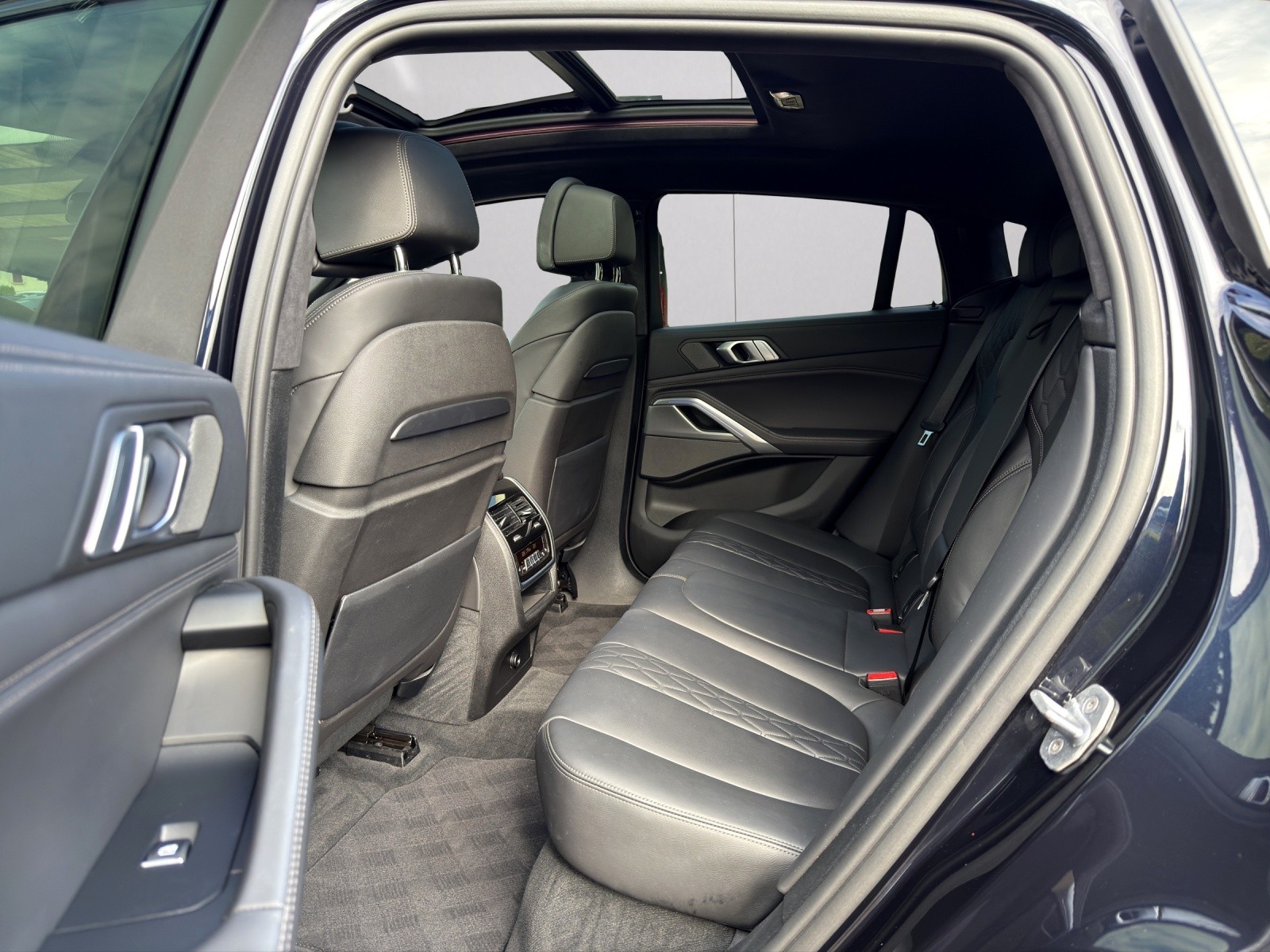 BMW X6 M50d-image-8