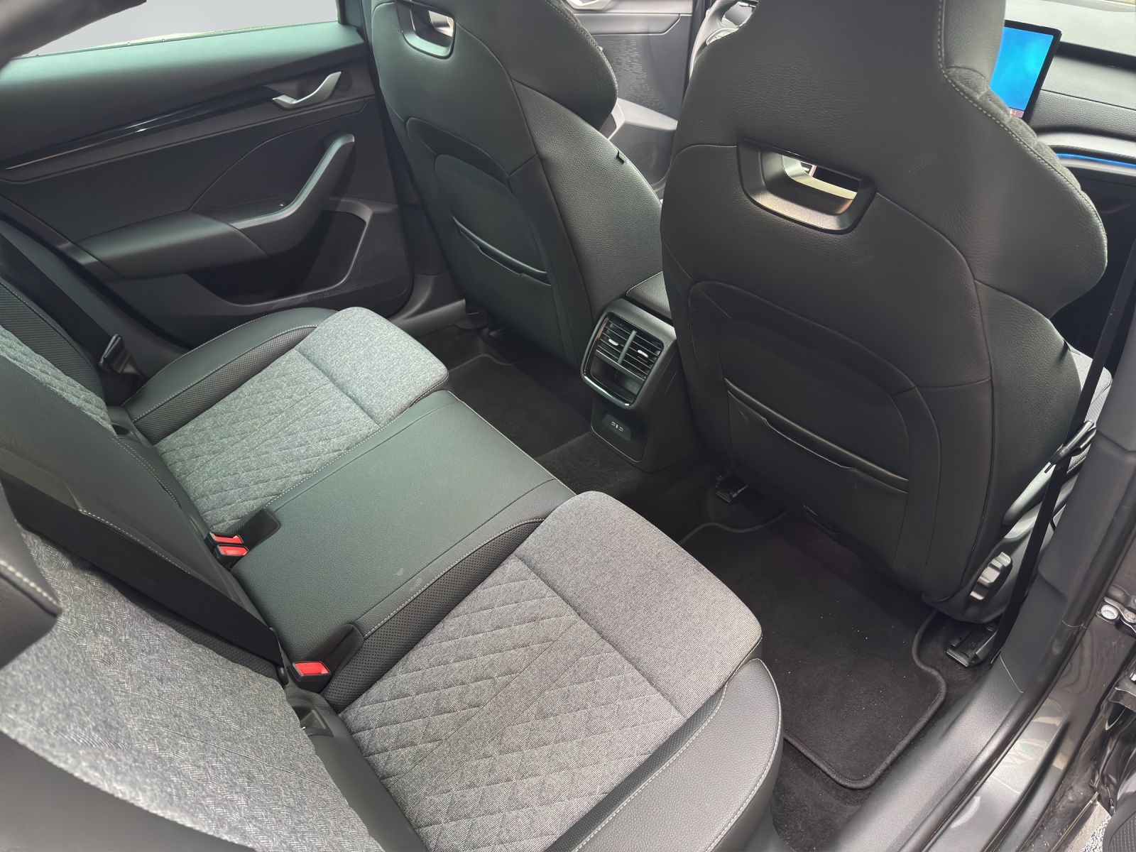 SKODA Octavia Combi 1.5 TSI mHEV DSG Sport Line-image-9