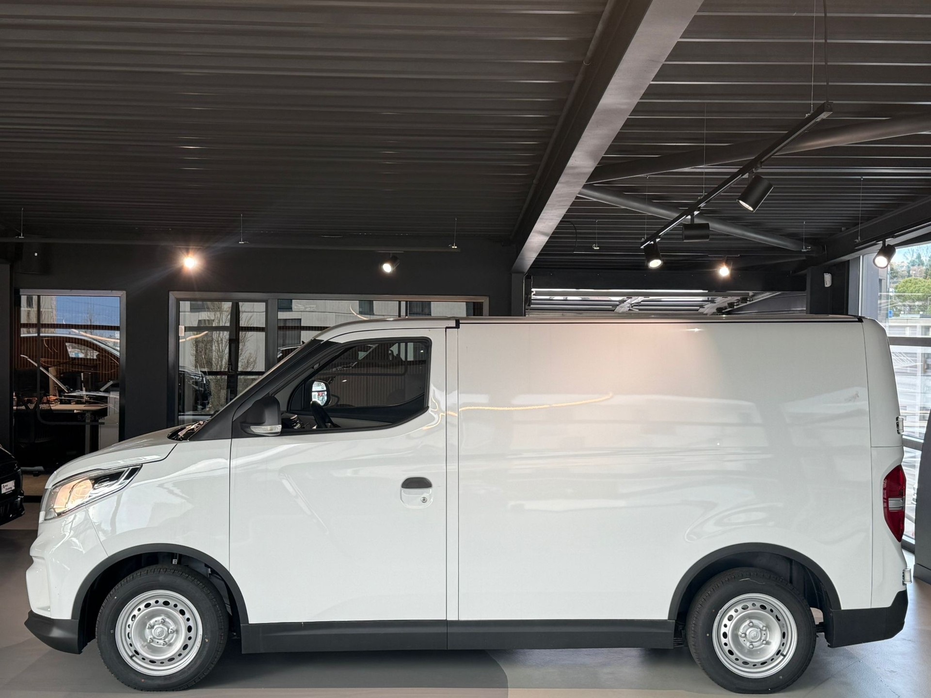 MAXUS eDELIVER 3 Kastenaufbau L1H1 50kWh-image-4