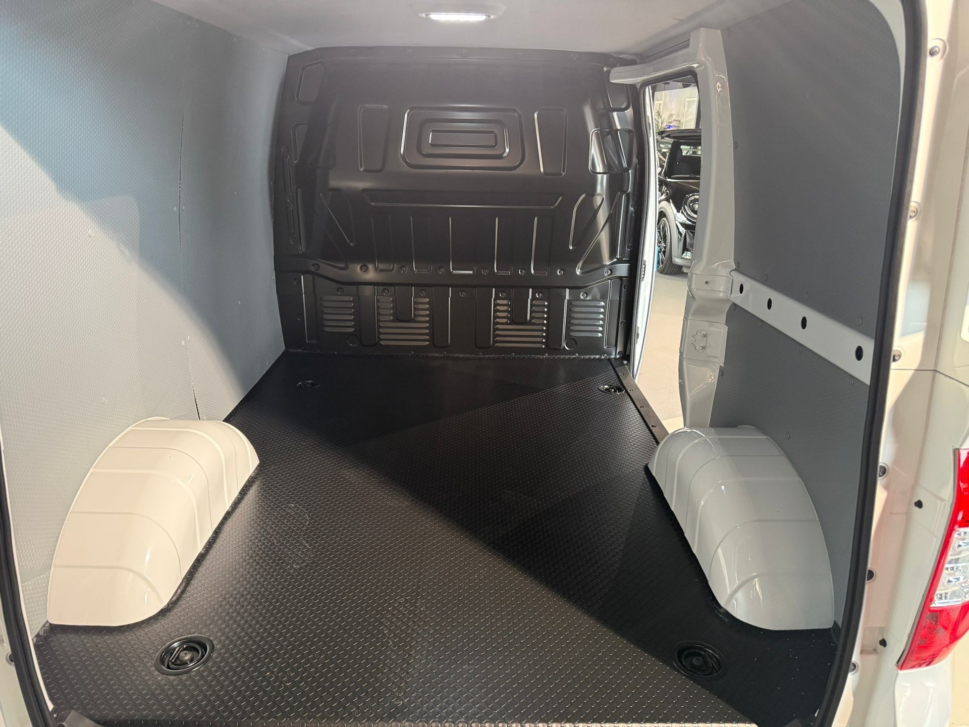 MAXUS eDELIVER 3 Kastenaufbau L1H1 50kWh-image-20