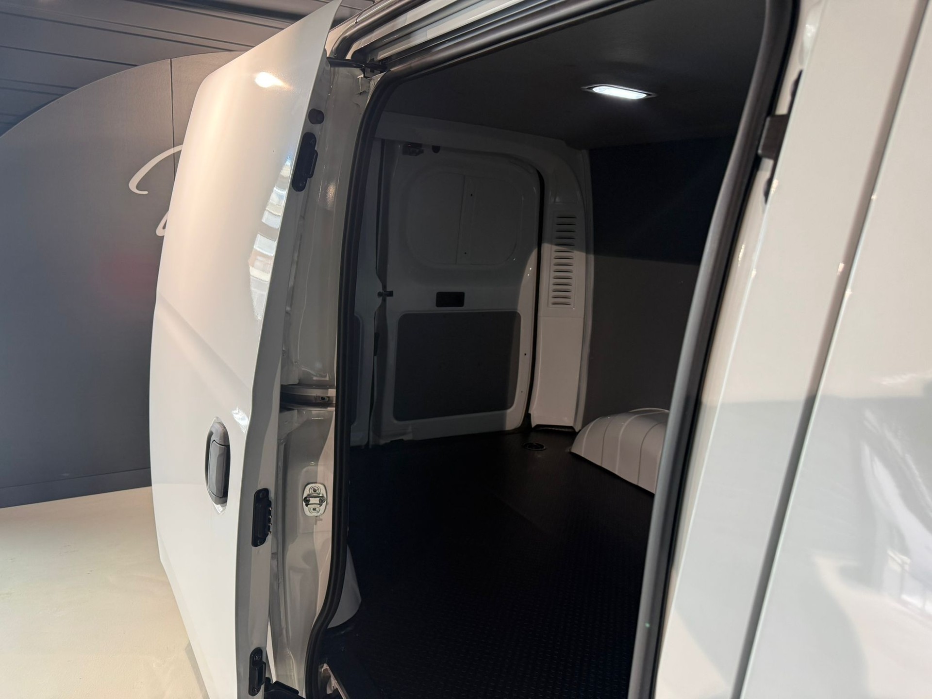 MAXUS eDELIVER 3 Kastenaufbau L1H1 50kWh-image-18