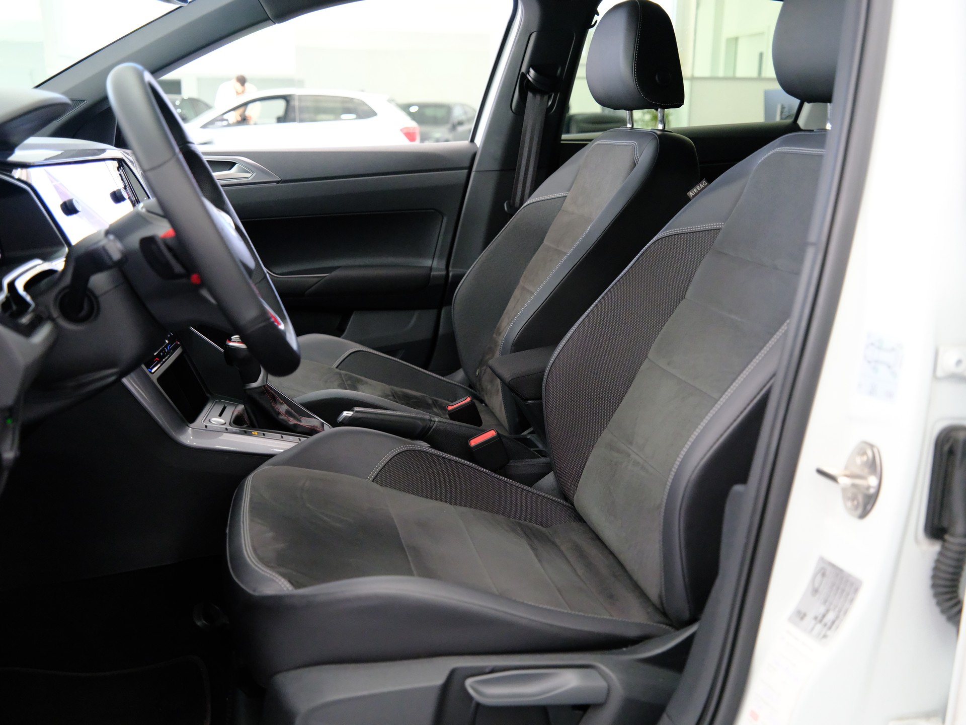 VW Polo 2.0 TSI GTI DSG-image-10