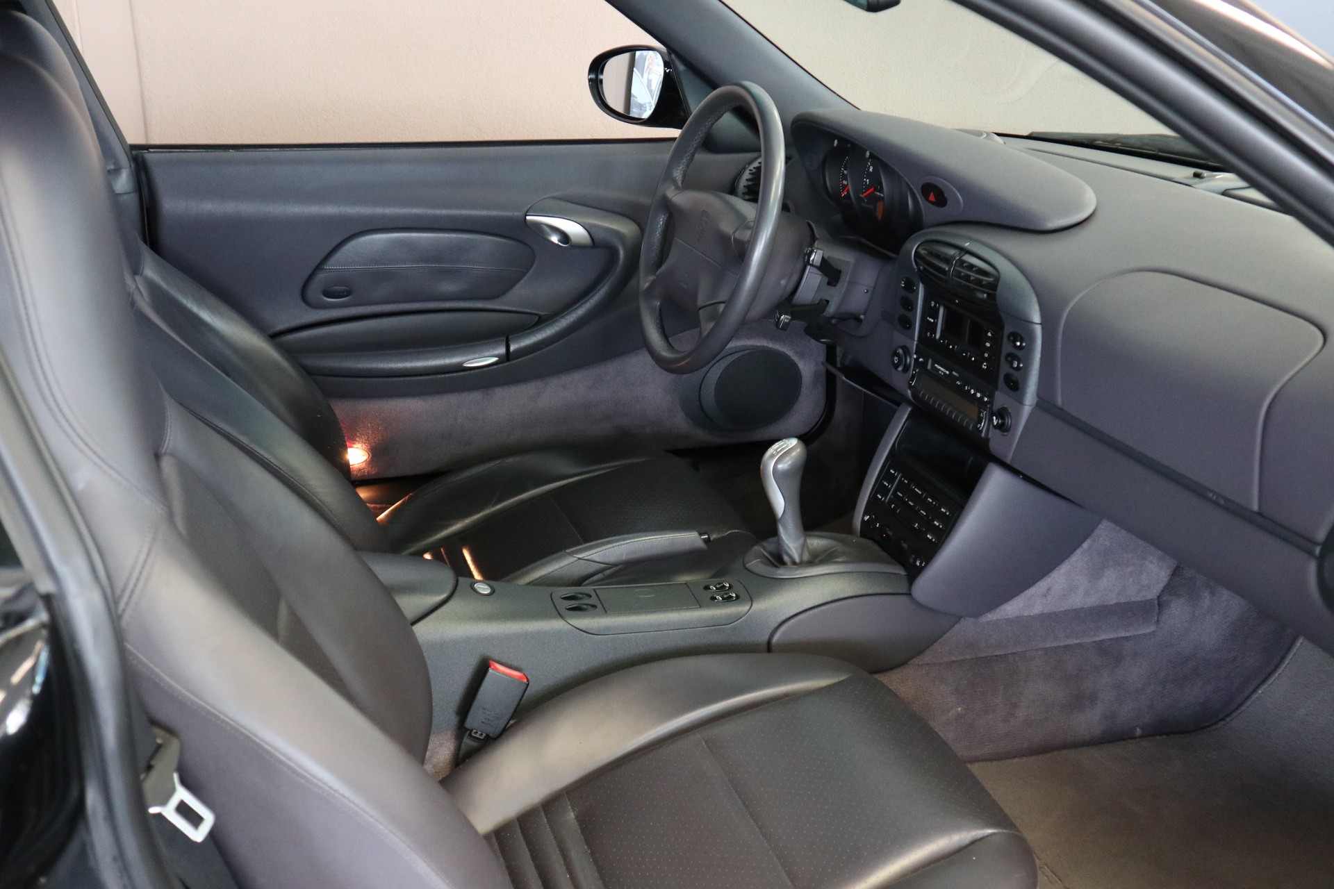 PORSCHE 911 (996) Carrera-image-5