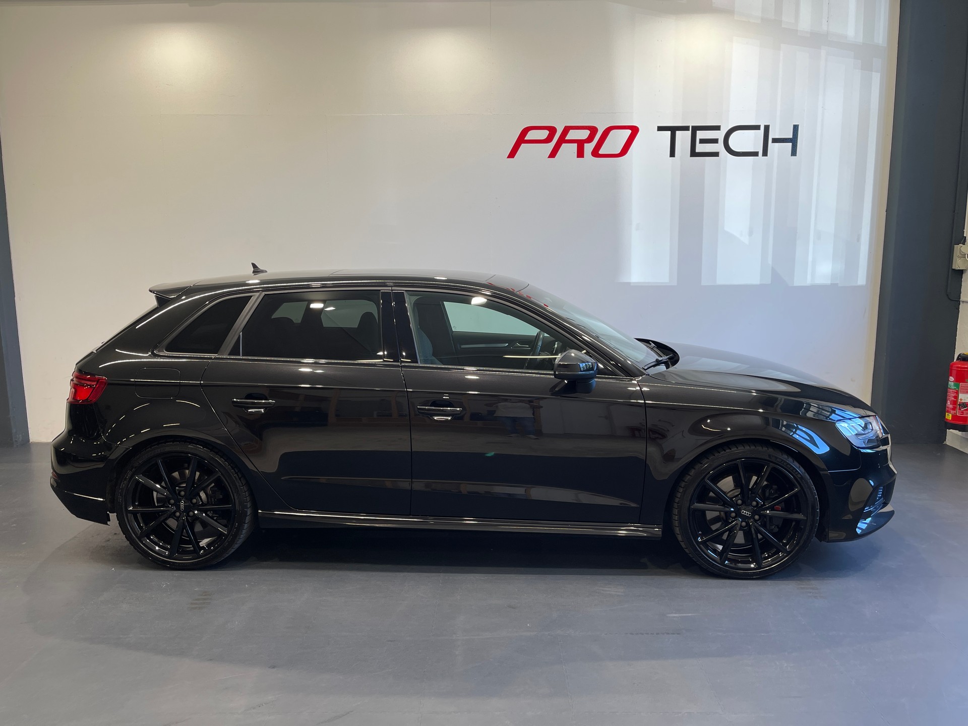 AUDI S3 Sportback 2.0 TFSI quattro S-tronic-showroom-element-3
