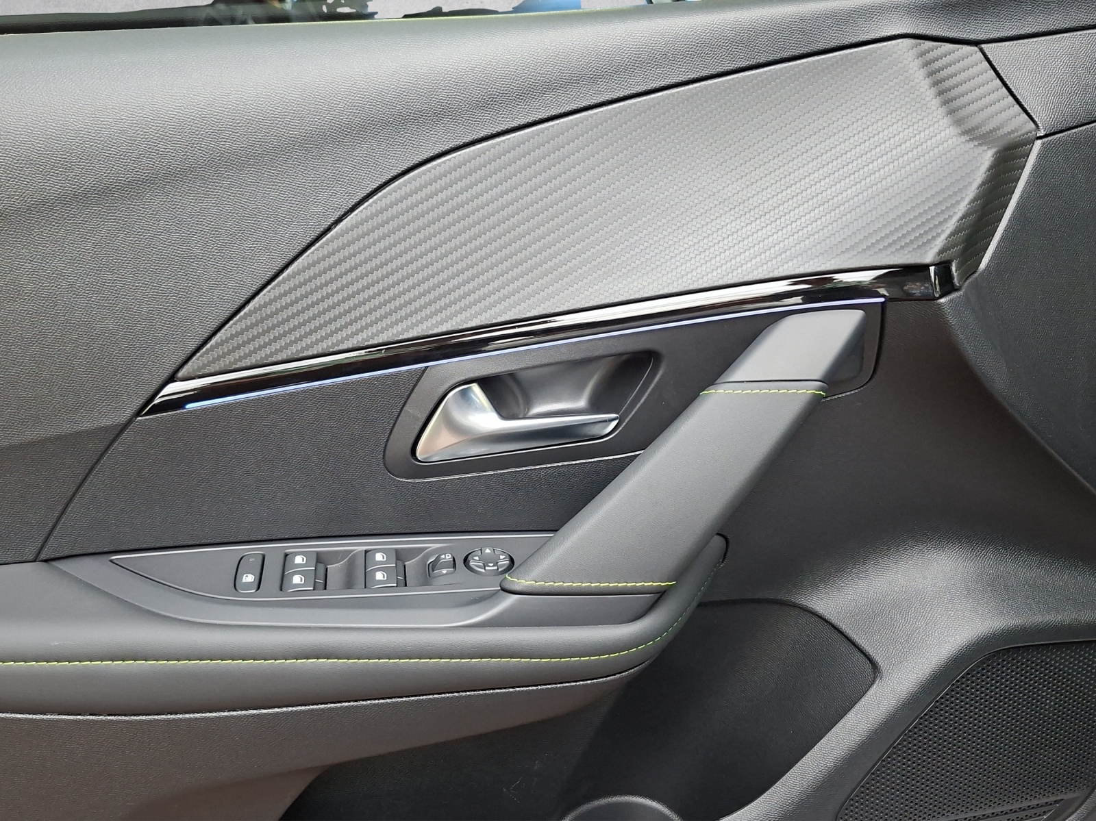 PEUGEOT 208 1.2 Hybrid 145 GT-image-12