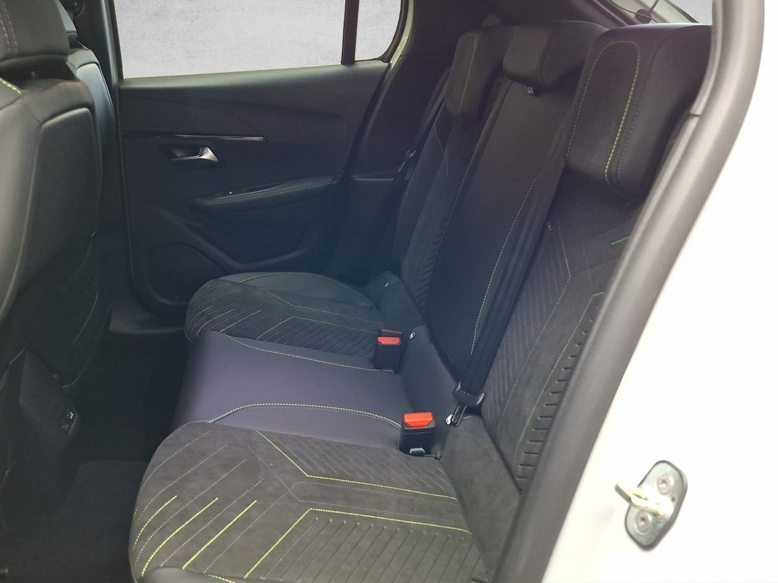 PEUGEOT 208 1.2 Hybrid 145 GT-image-13