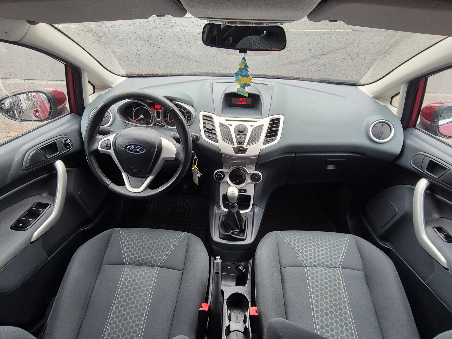 FORD Fiesta 1.4 16V Titanium-image-9