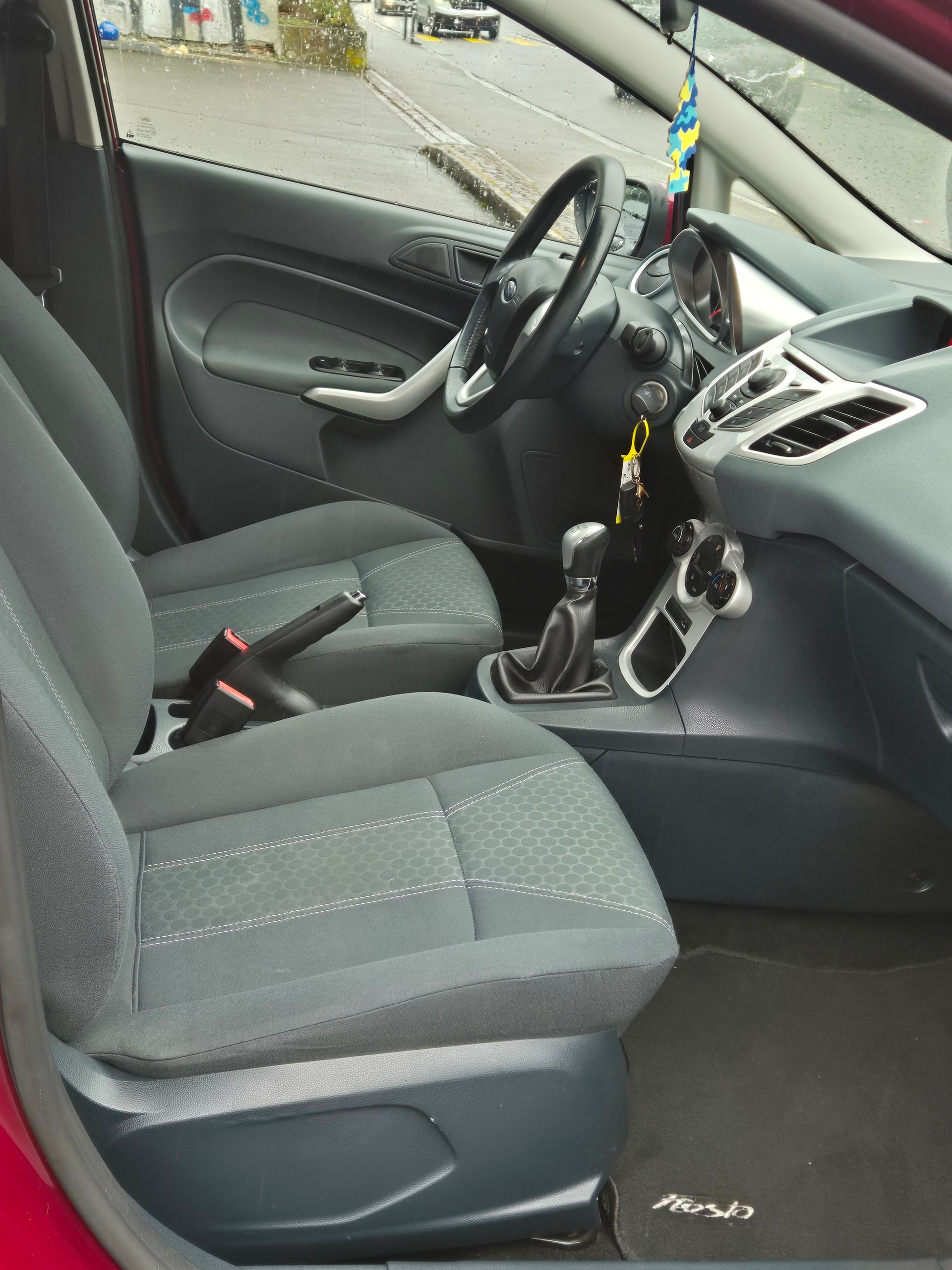 FORD Fiesta 1.4 16V Titanium-image-7