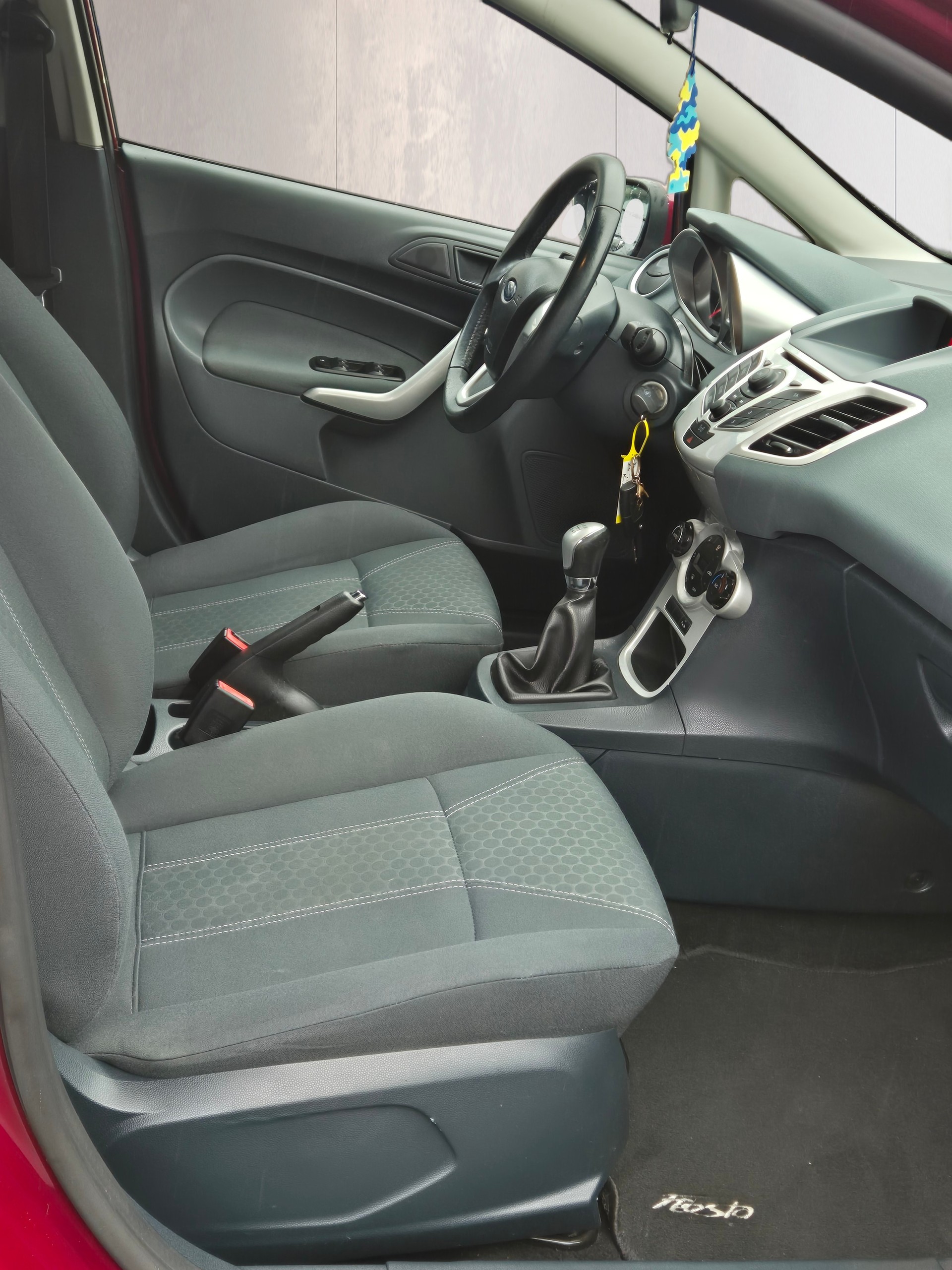 FORD Fiesta 1.4 16V Titanium-image-7
