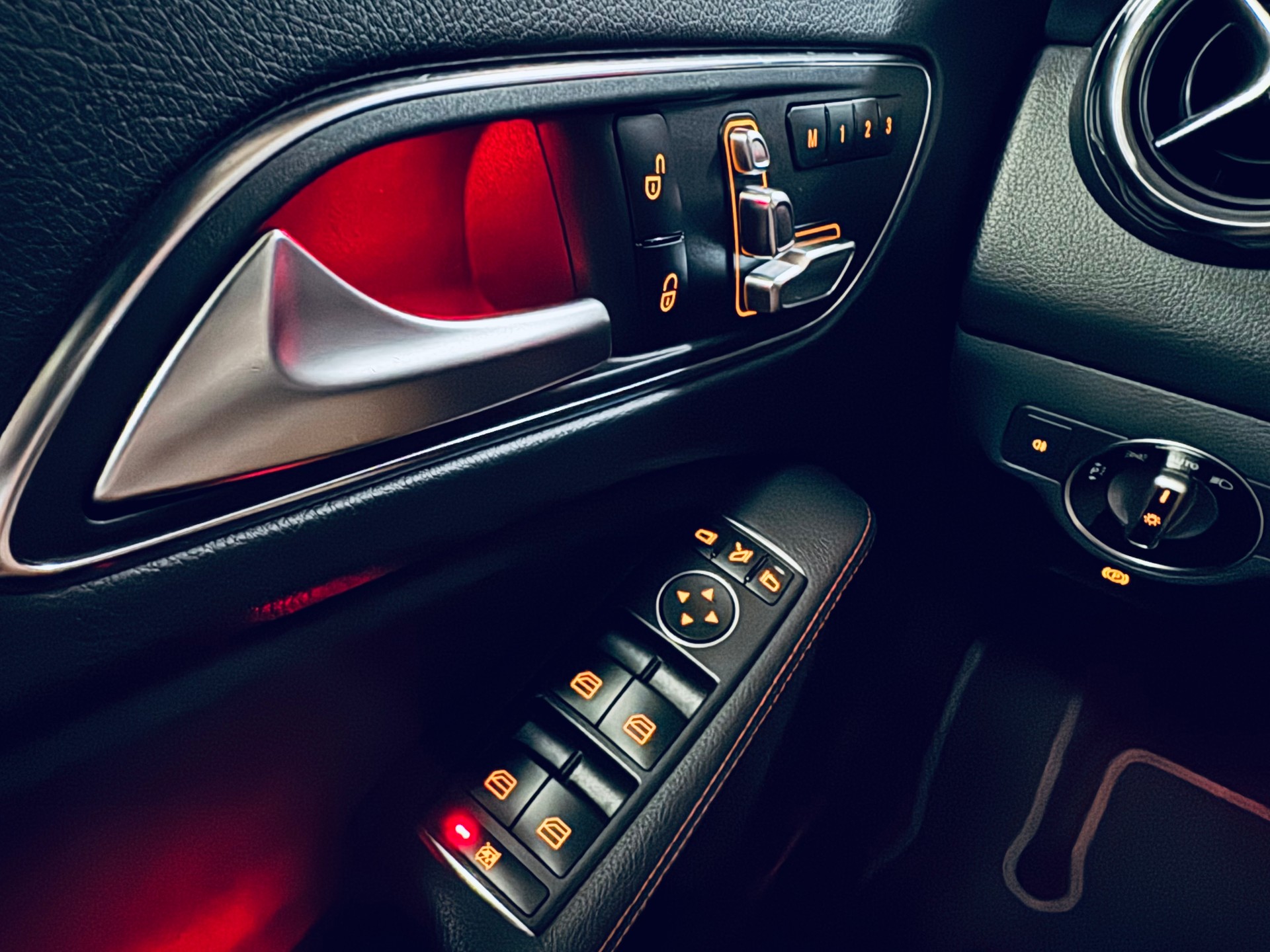 MERCEDES-BENZ GLA 250 AMG Line Swiss Star 4Matic 7G-DCT-image-34
