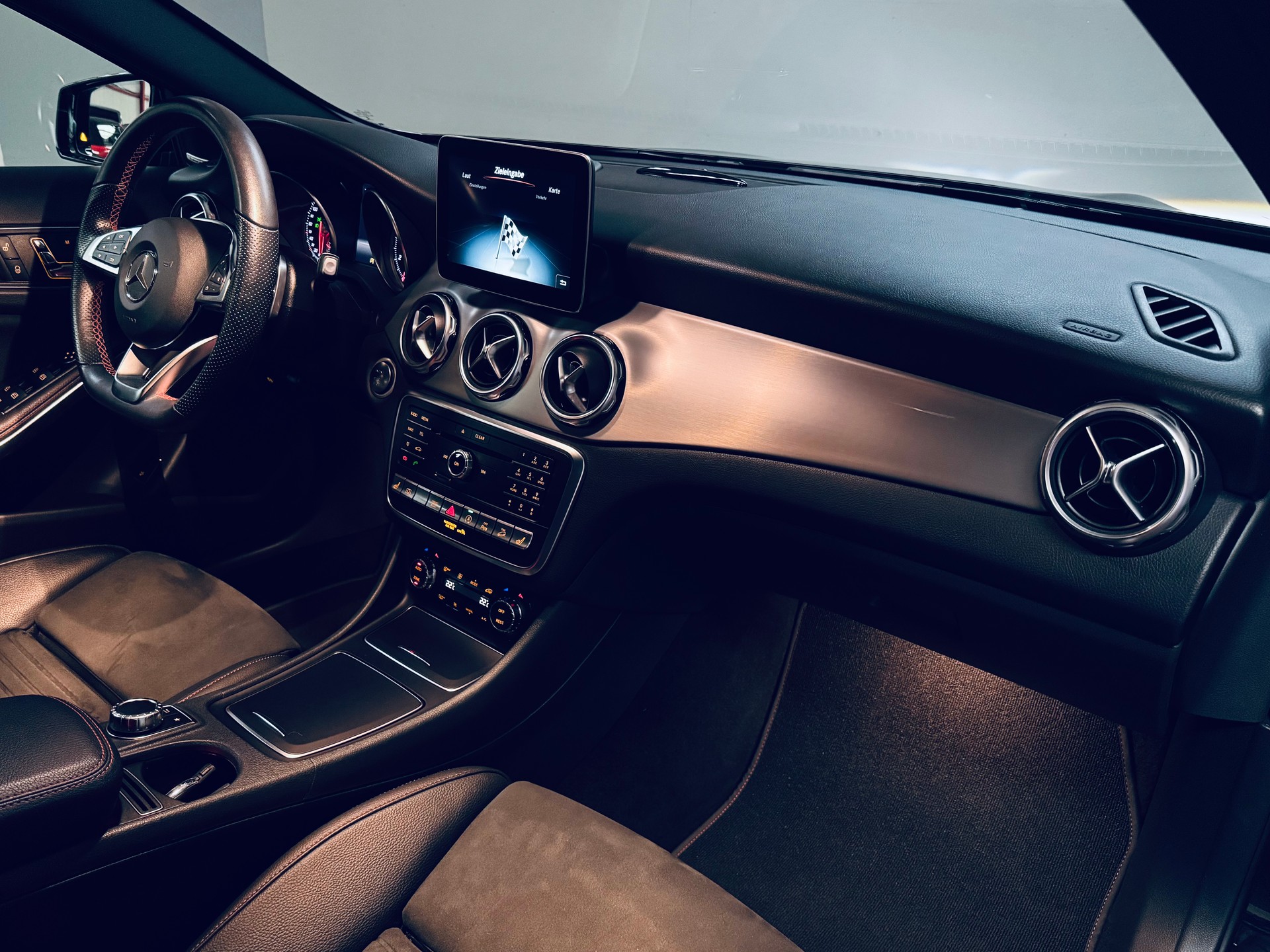 MERCEDES-BENZ GLA 250 AMG Line Swiss Star 4Matic 7G-DCT-image-18