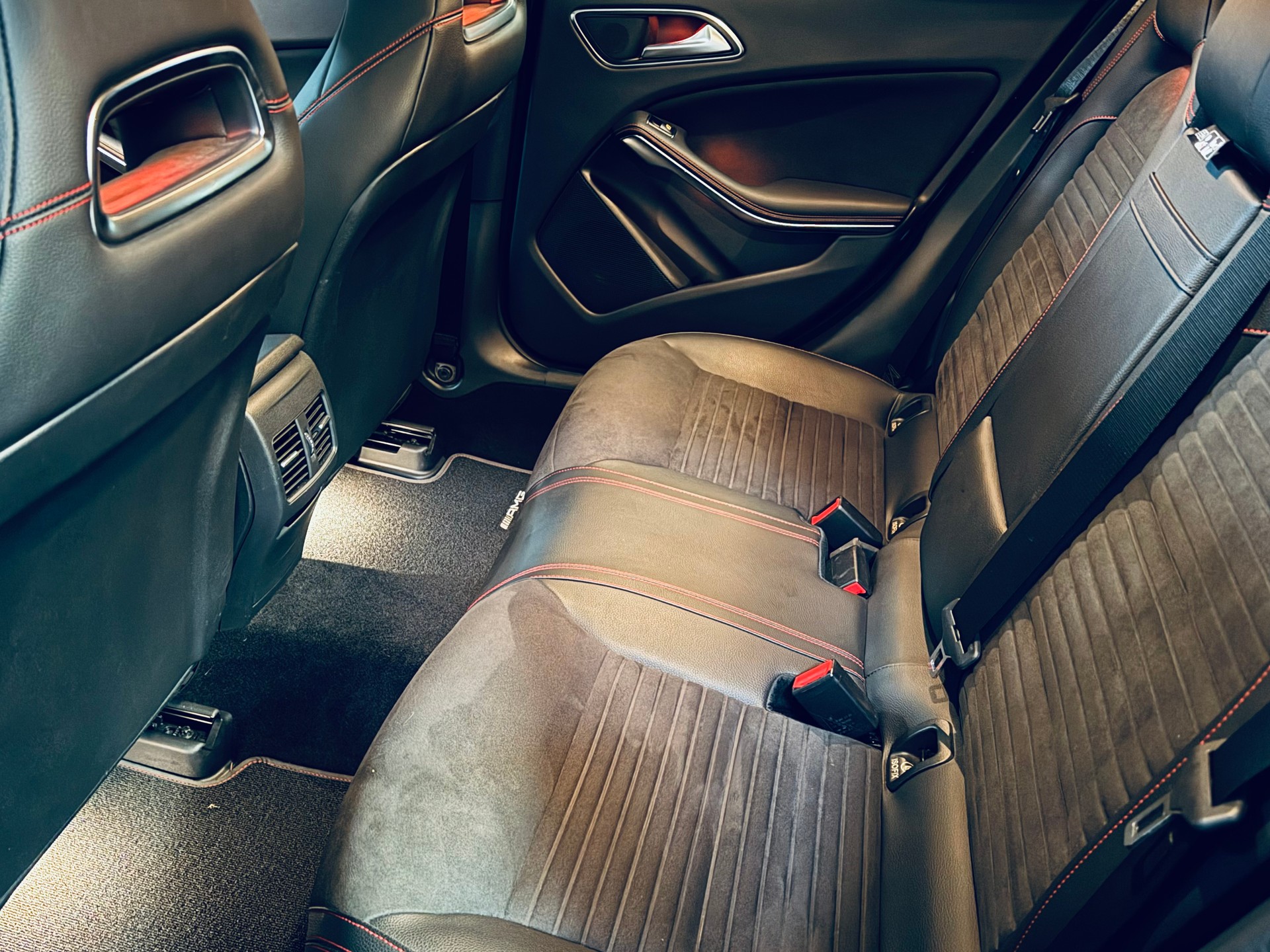 MERCEDES-BENZ GLA 250 AMG Line Swiss Star 4Matic 7G-DCT-image-13