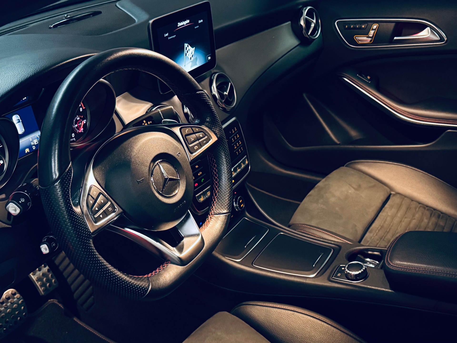 MERCEDES-BENZ GLA 250 AMG Line Swiss Star 4Matic 7G-DCT-image-15
