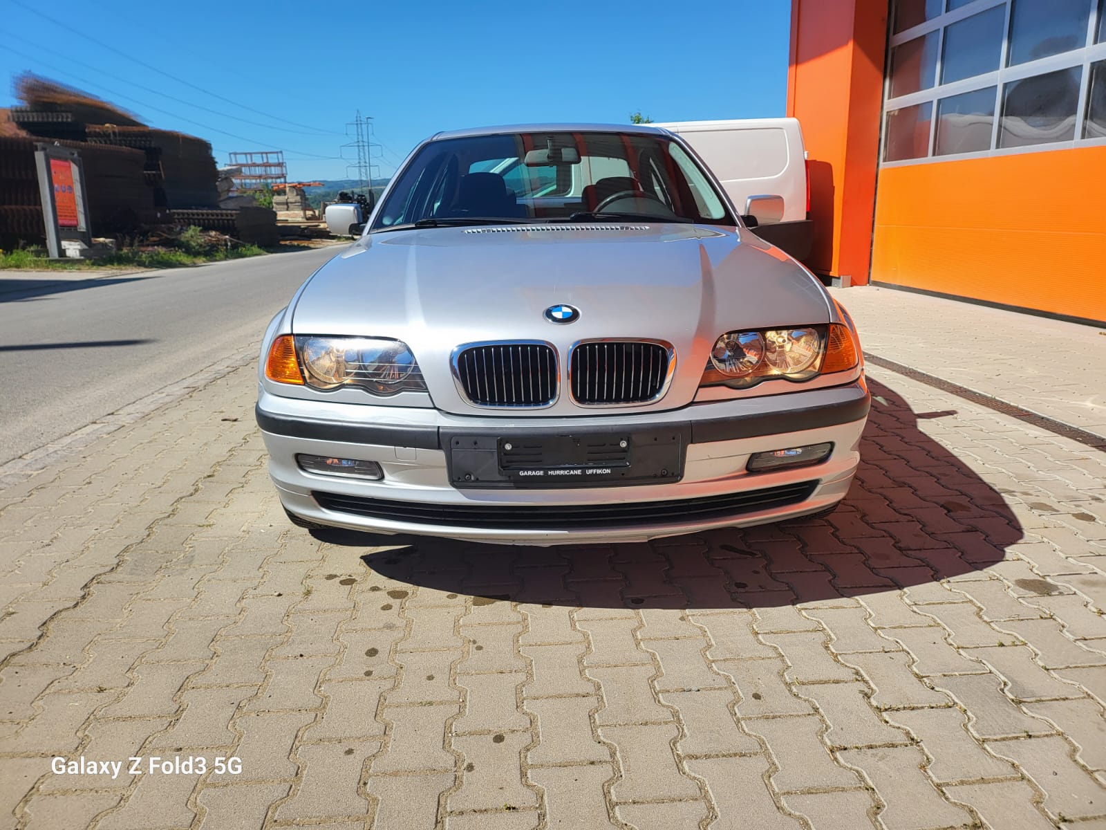 BMW 320 i-showroom-element-3