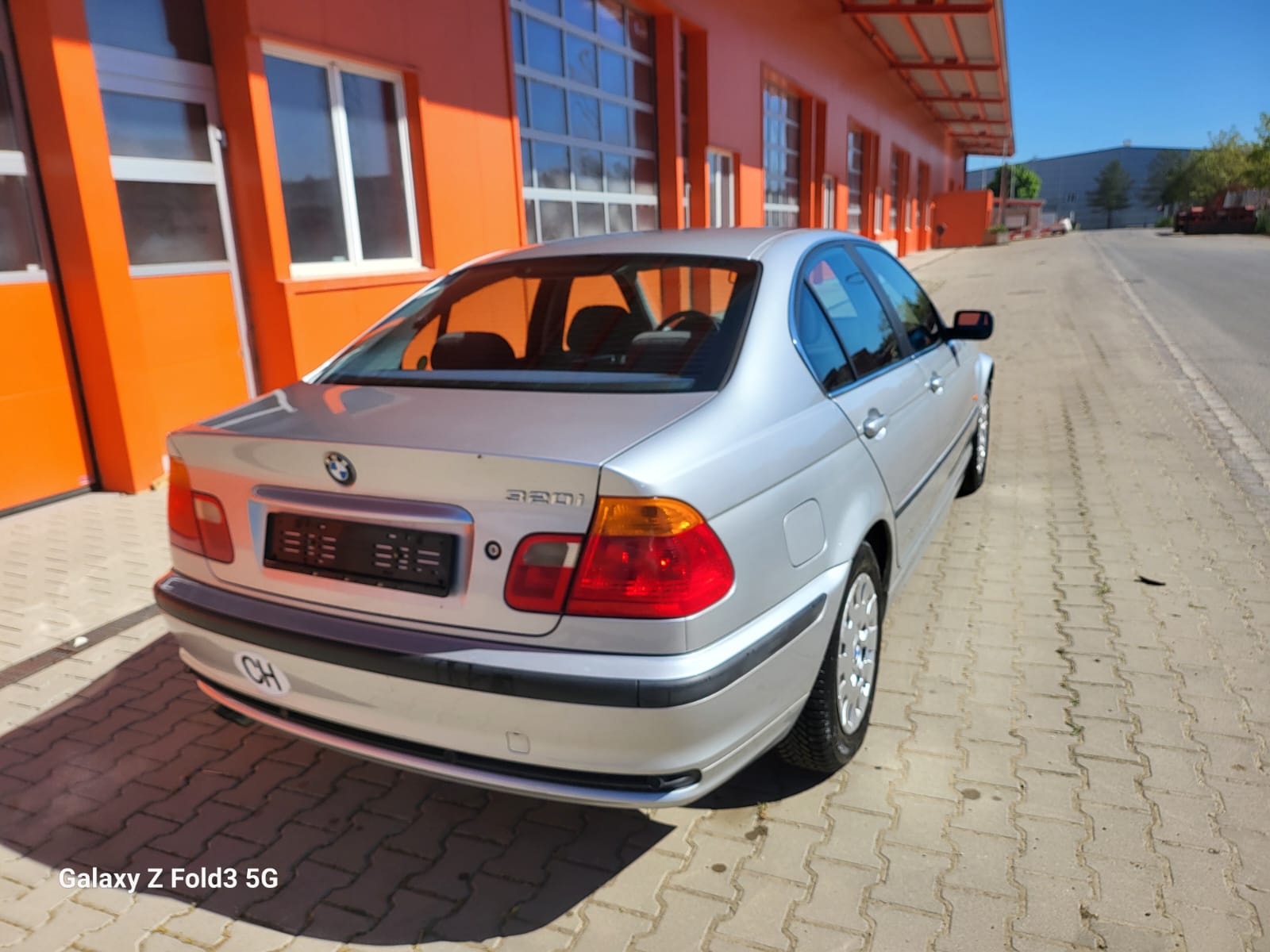 BMW 320 i-showroom-element-2