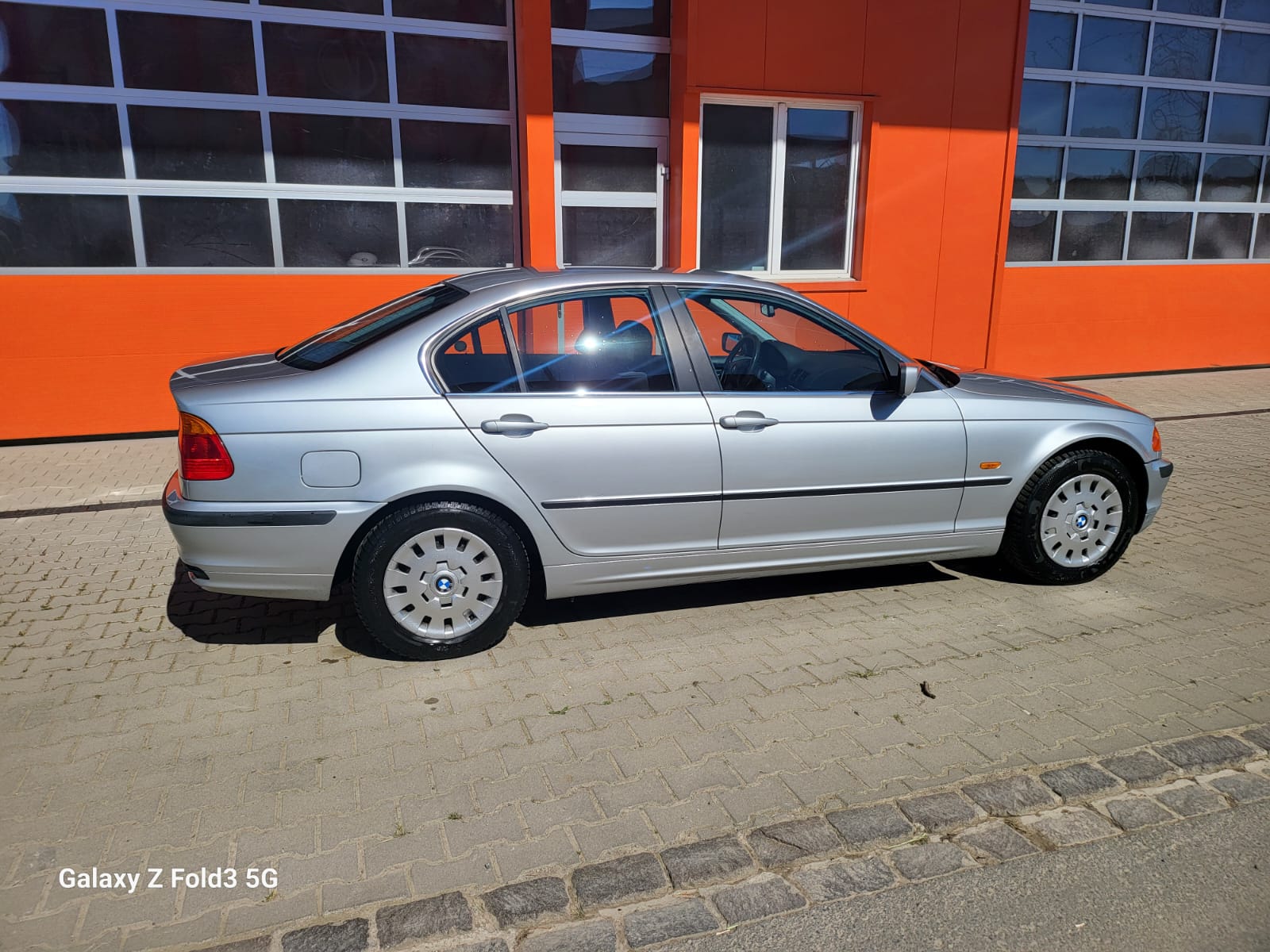 BMW 320 i-showroom-element-1