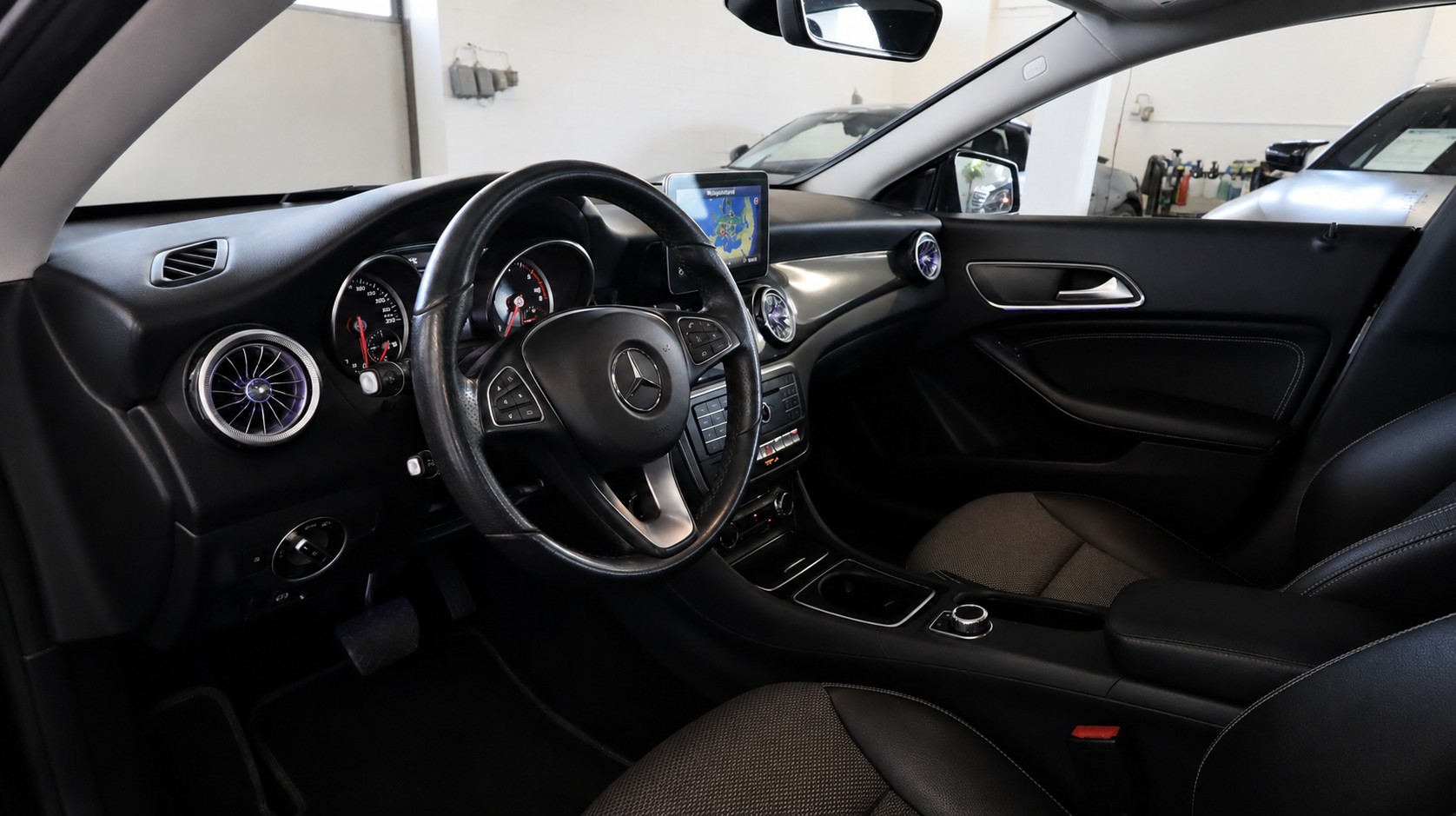 MERCEDES-BENZ CLA Shooting Brake 200 d 7G-DCT-showroom-element-3