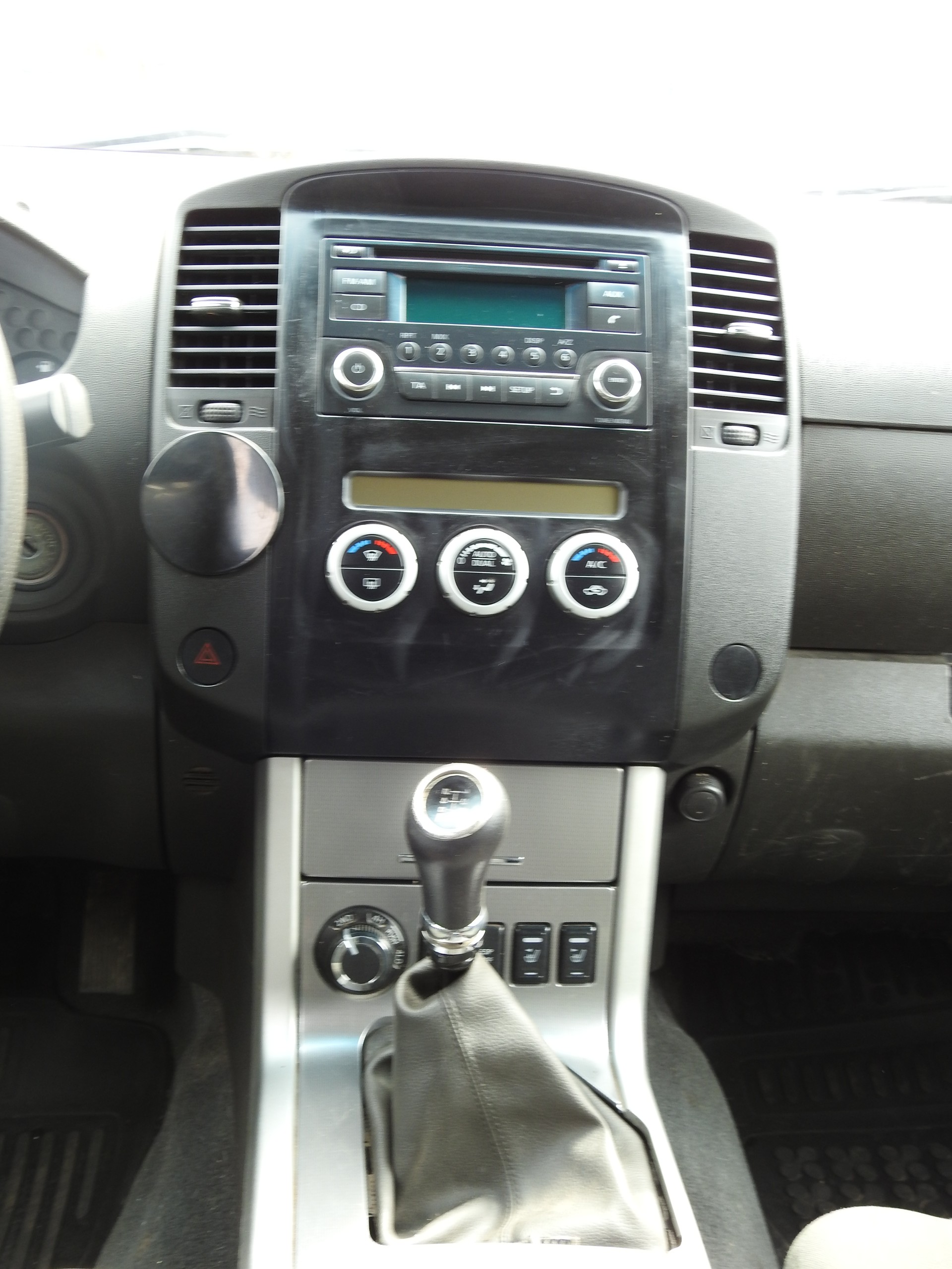 NISSAN Navara King Cab XE 2.5 dCi 4WD-image-16