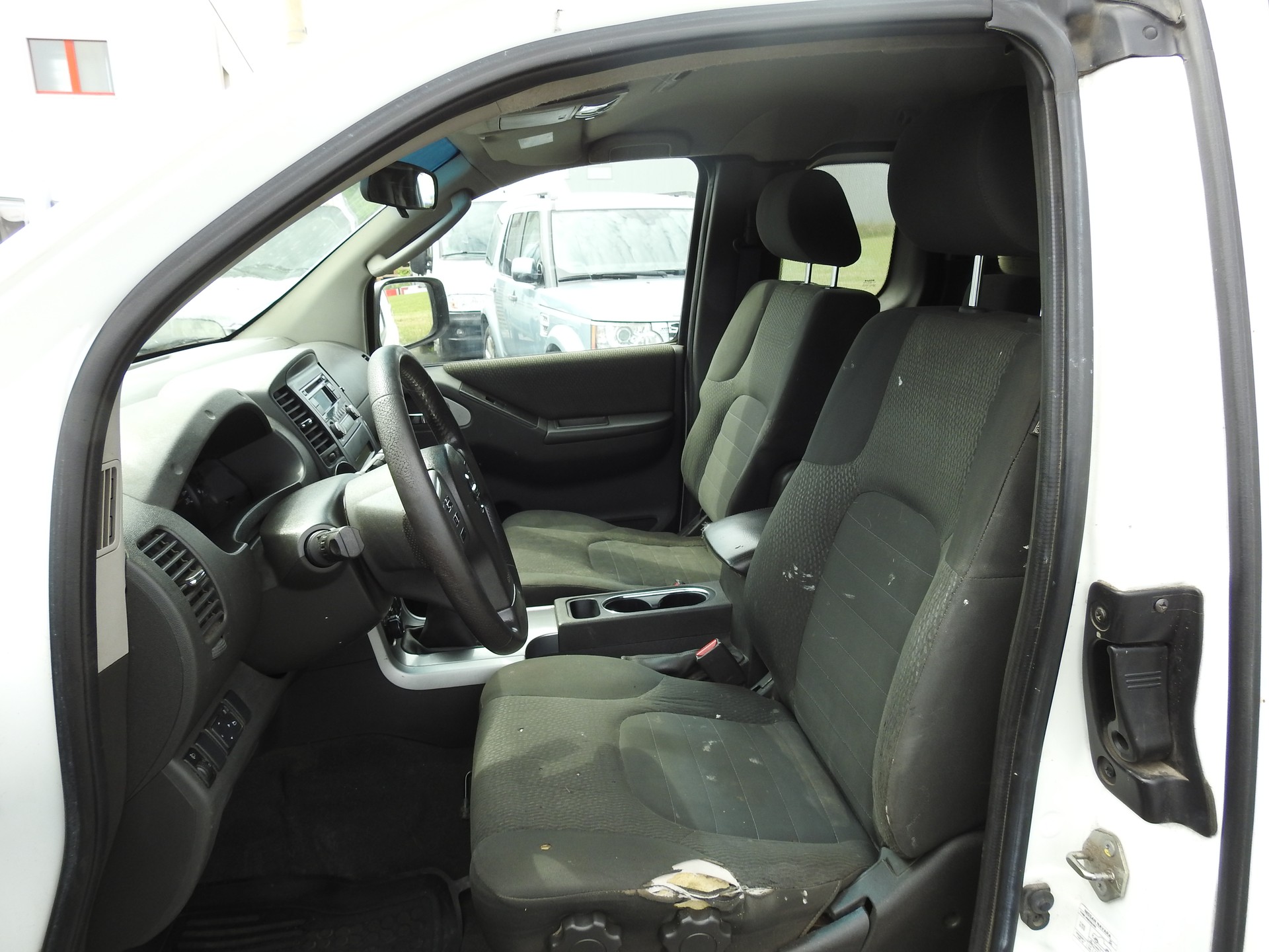 NISSAN Navara King Cab XE 2.5 dCi 4WD-image-12