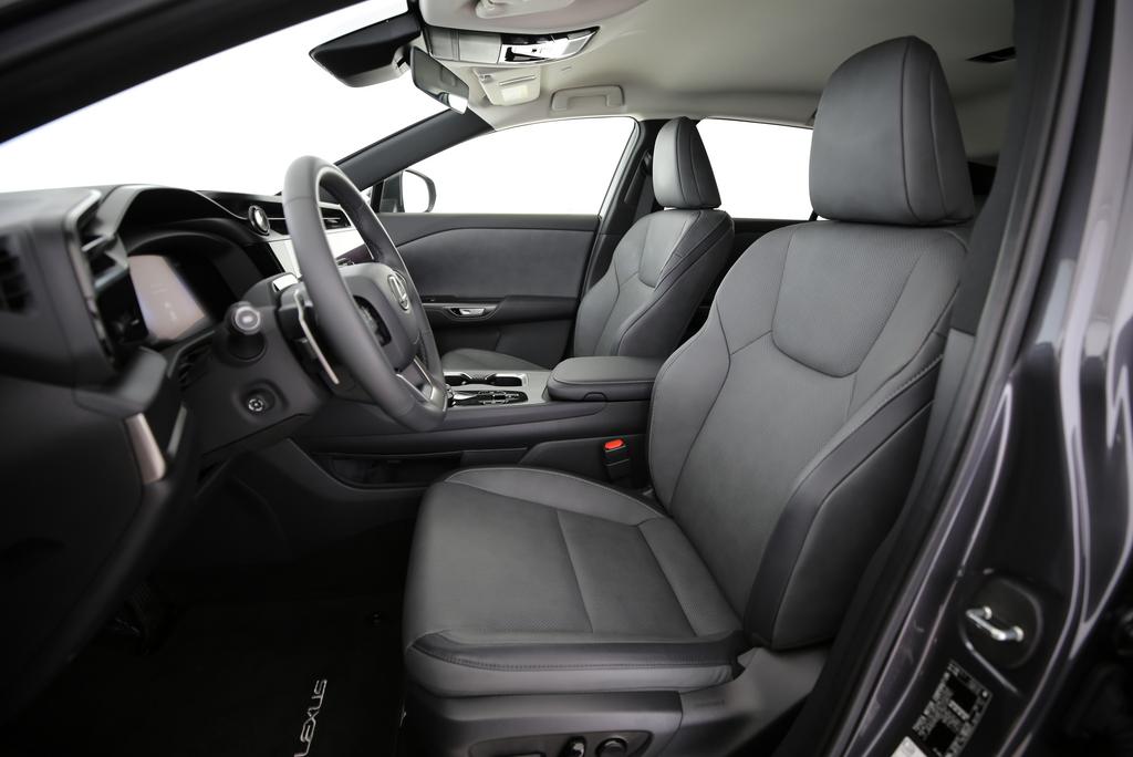 LEXUS RZ 450e Comfort-showroom-element-3