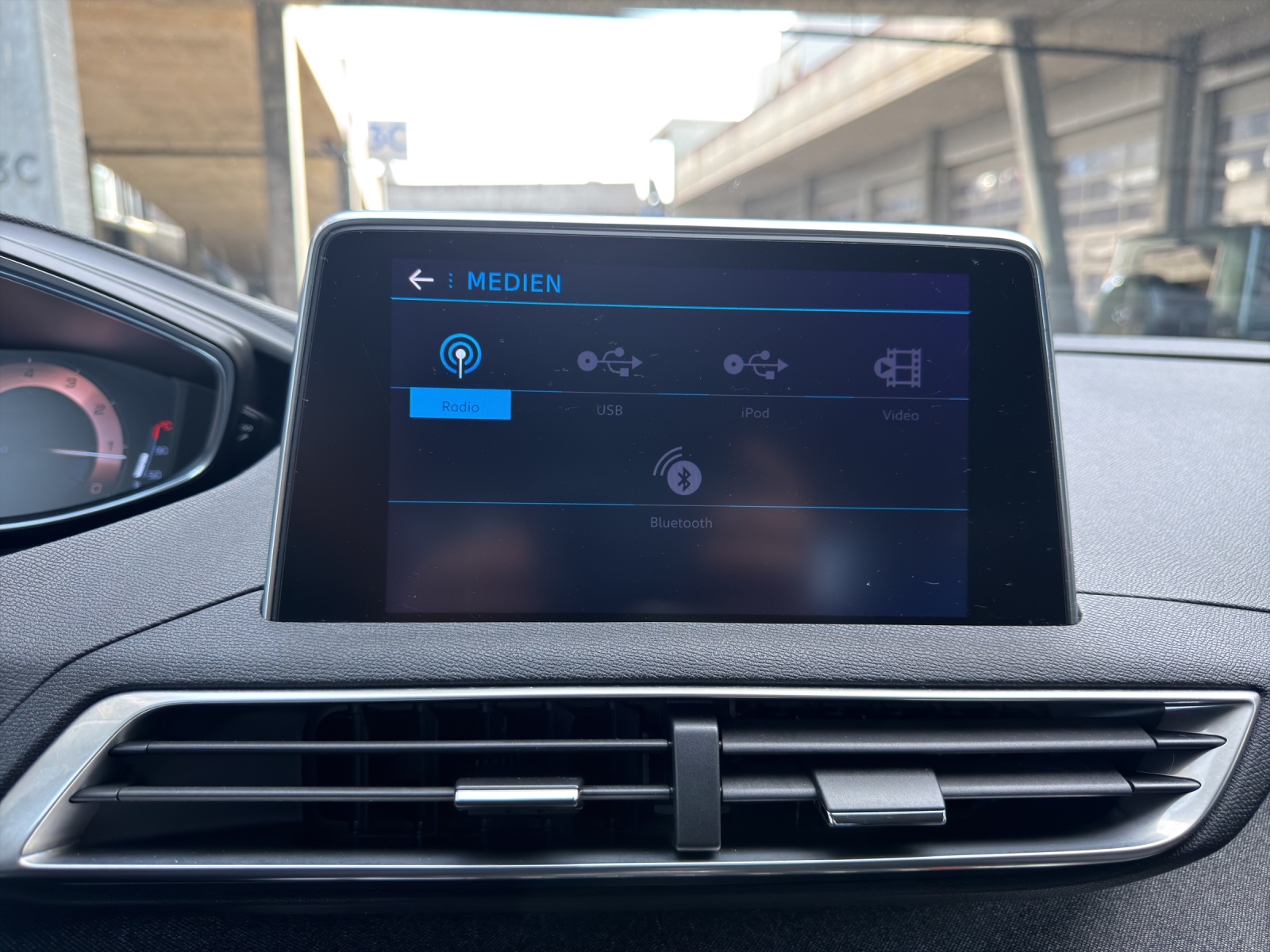 PEUGEOT 5008 1.6 THP Allure EAT-image-22