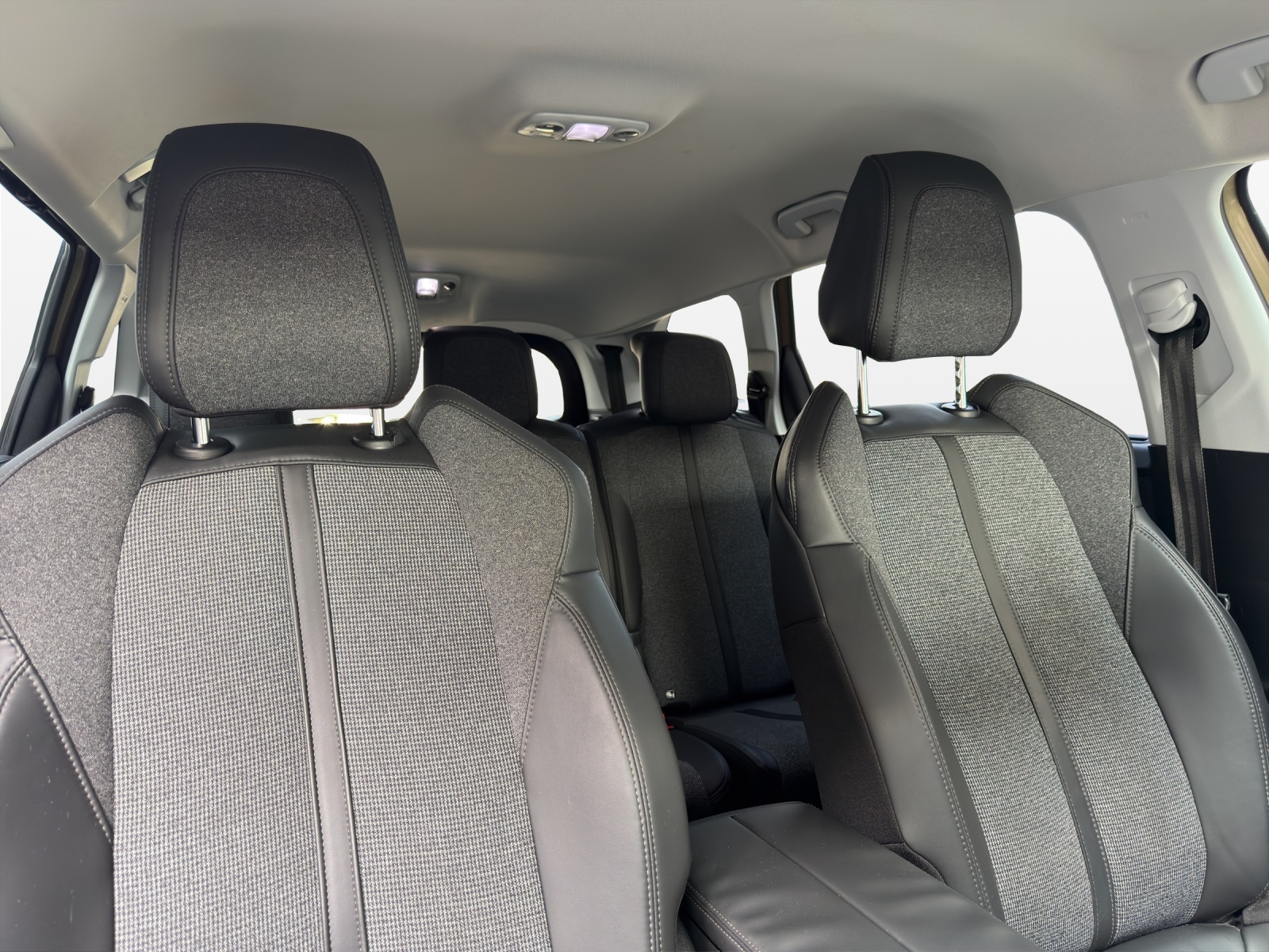 PEUGEOT 5008 1.6 THP Allure EAT-image-15