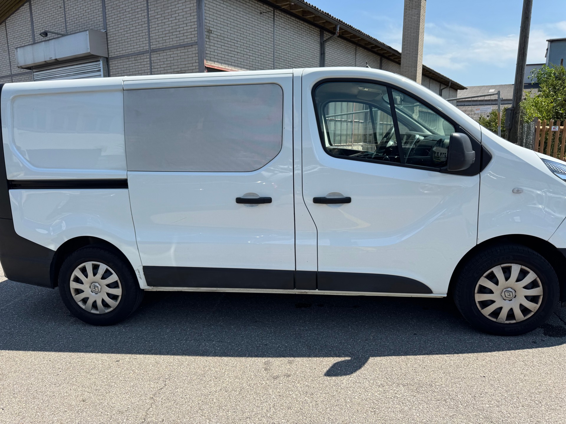 RENAULT Trafic 2.0 ENERGY dCi145 3.0t Business L1H1 A-image-3