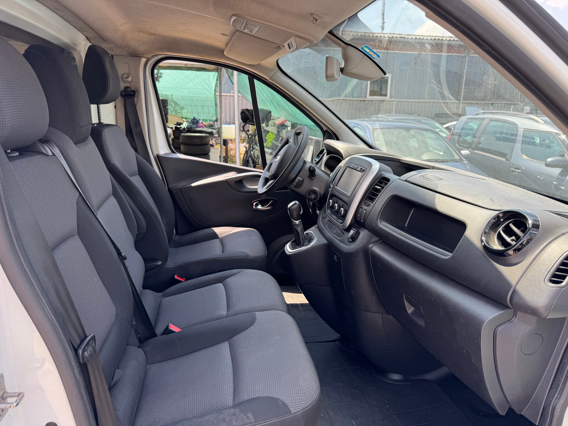 RENAULT Trafic 2.0 ENERGY dCi145 3.0t Business L1H1 A-image-12