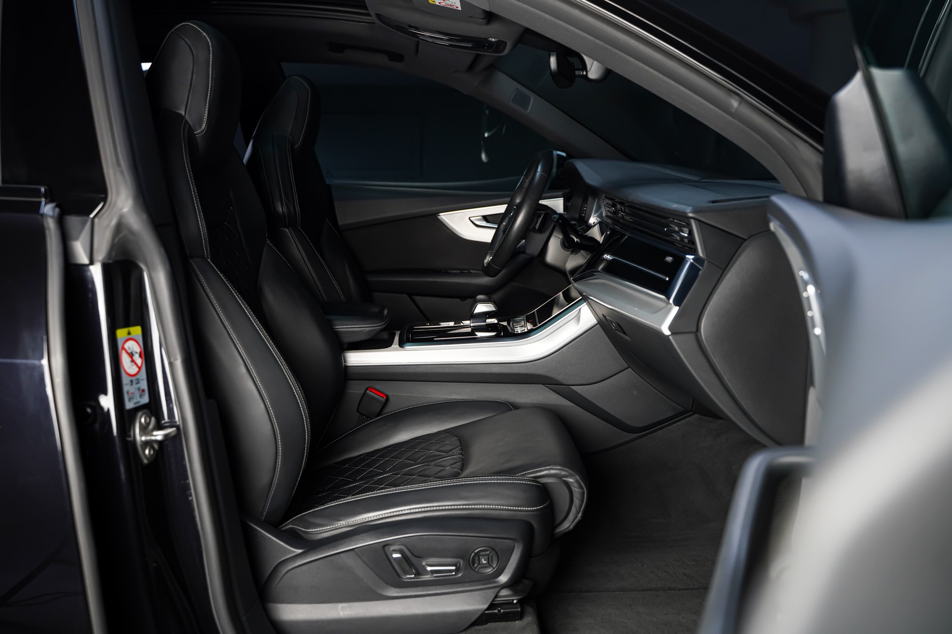 AUDI Q8 55 TFSI quattro tiptronic-image-16