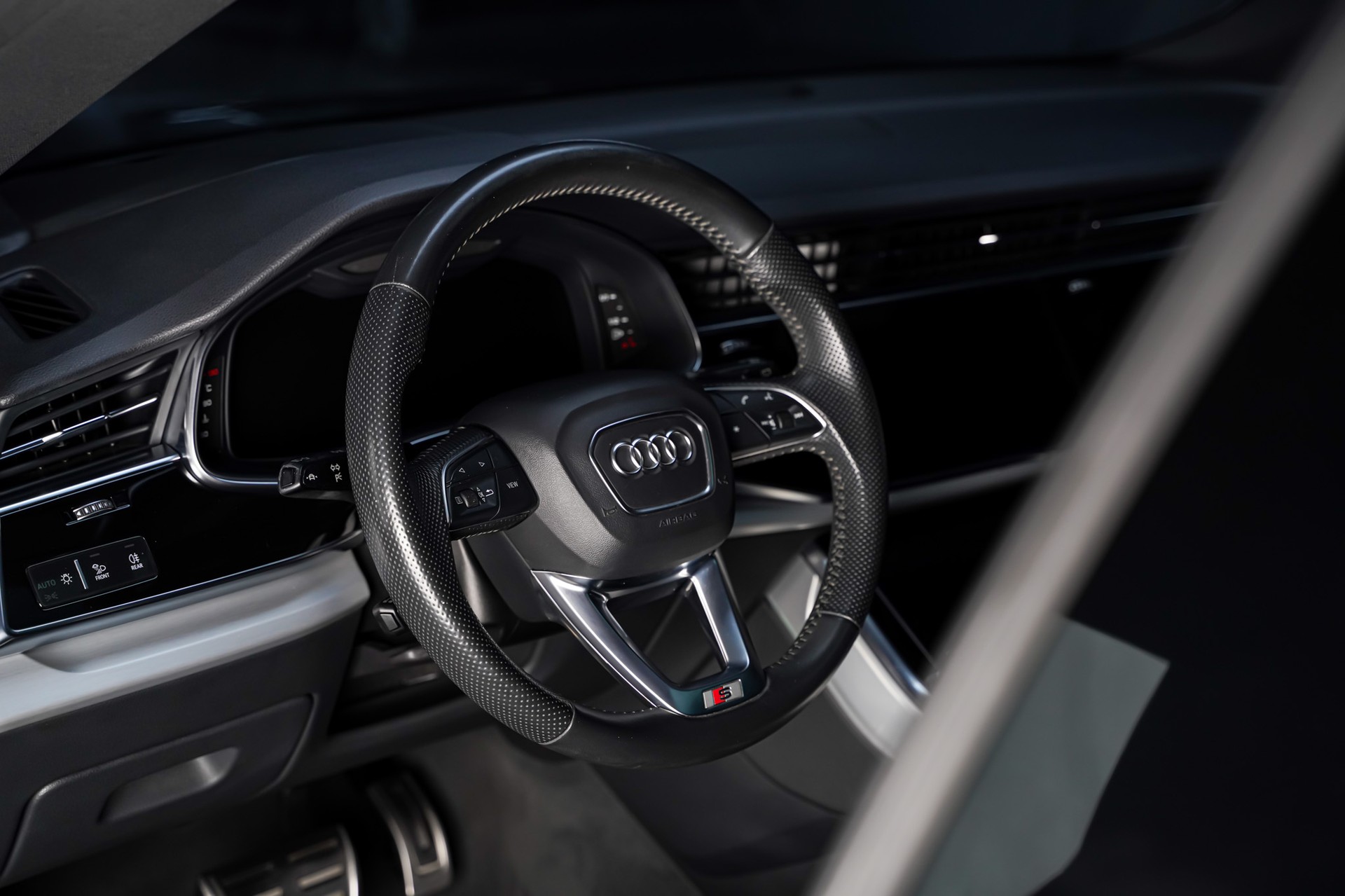 AUDI Q8 55 TFSI quattro tiptronic-image-8
