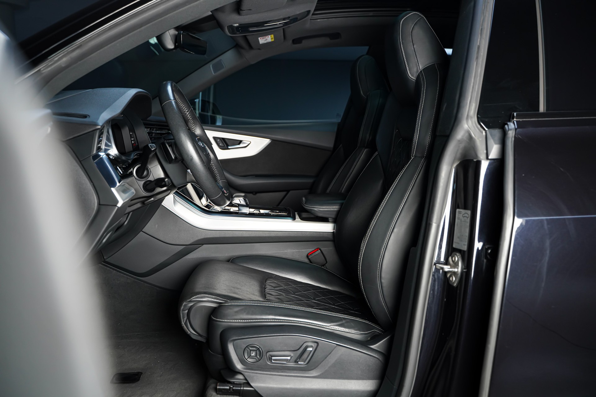 AUDI Q8 55 TFSI quattro tiptronic-image-10