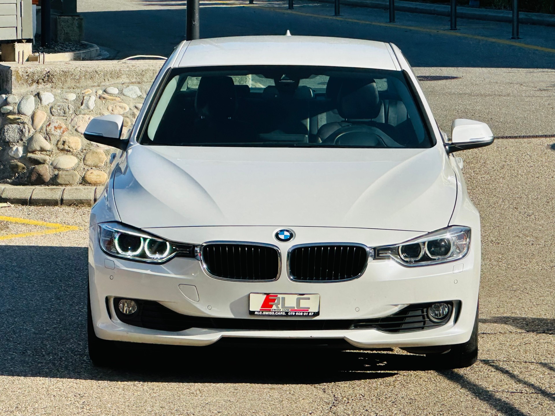 BMW 320i Sport Line Steptronic-showroom-element-3