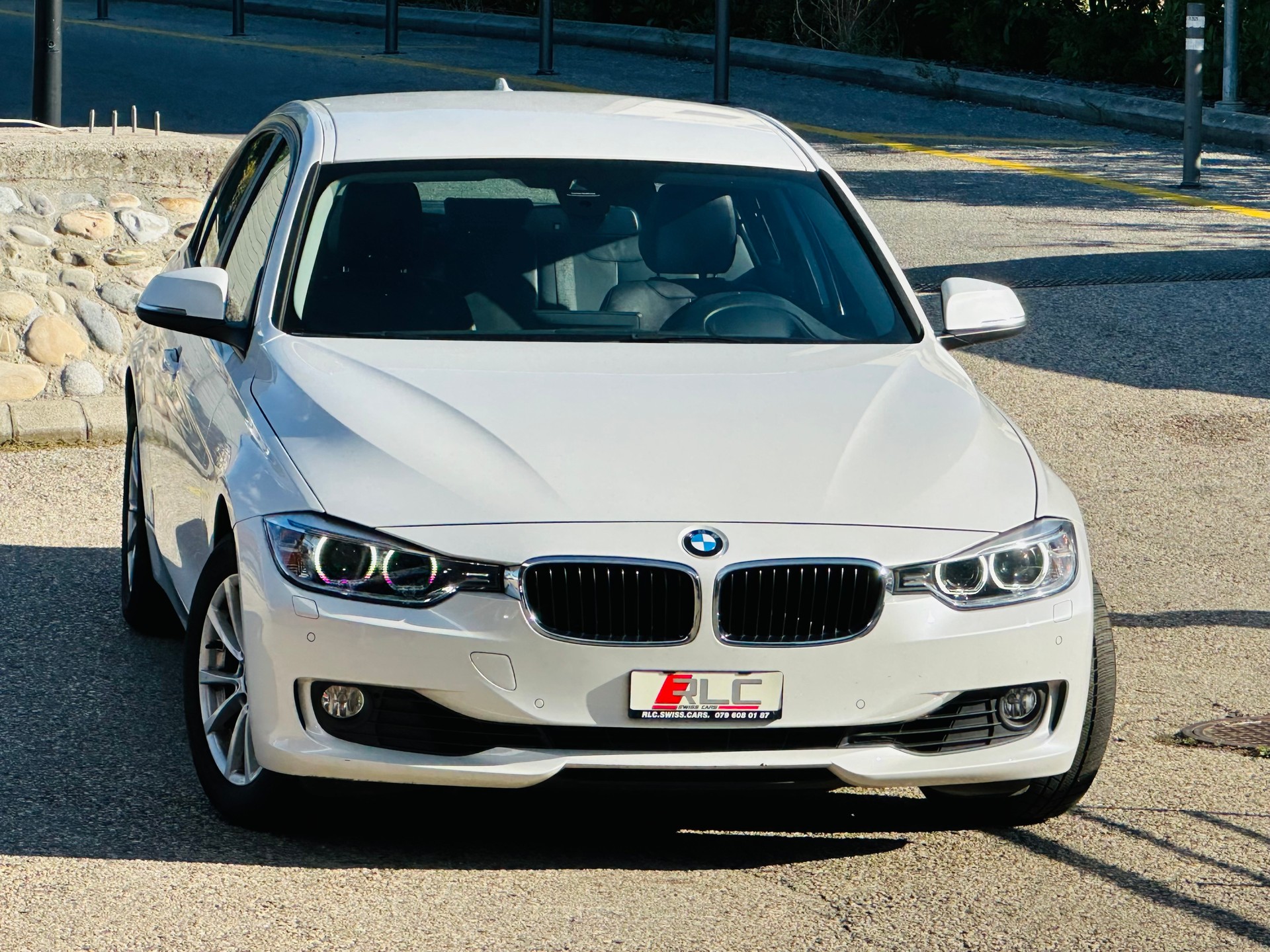 BMW 320i Sport Line Steptronic-showroom-element-2