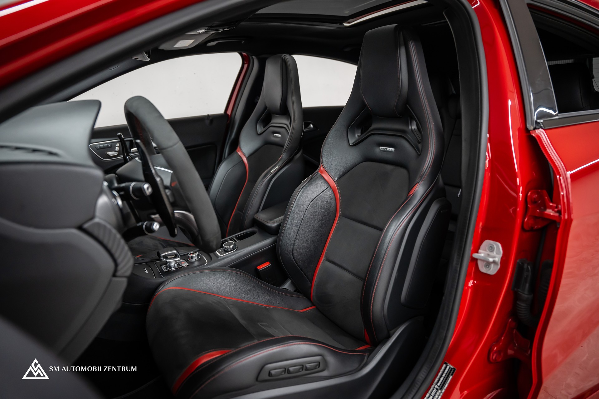 MERCEDES-BENZ A 45 AMG 4Matic Speedshift 7G-DCT / Vollausstattung / Panorama / Rückfahrkamera / Ambientebeleuchtung-image-19