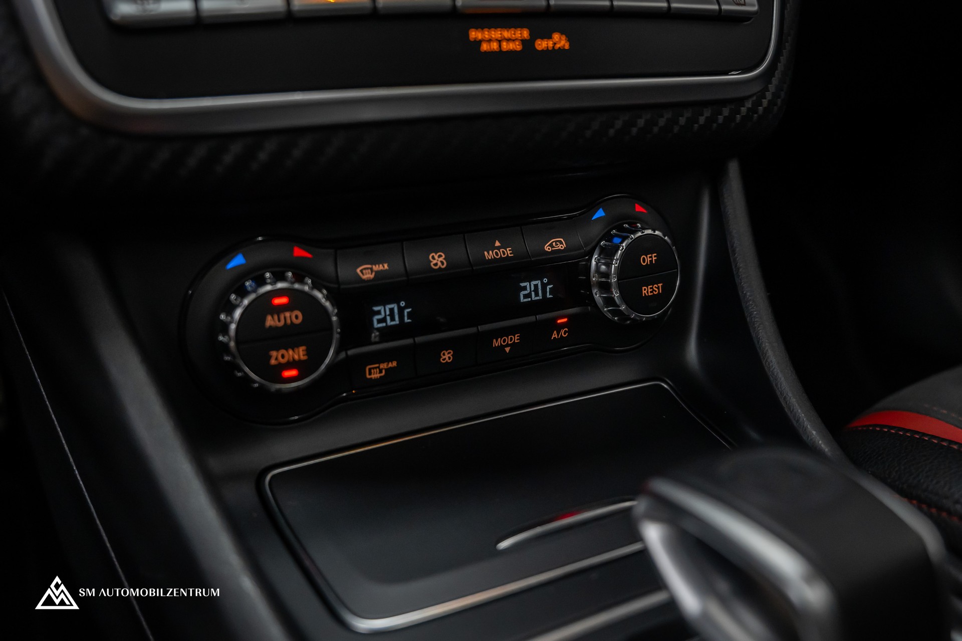 MERCEDES-BENZ A 45 AMG 4Matic Speedshift 7G-DCT / Vollausstattung / Panorama / Rückfahrkamera / Ambientebeleuchtung-image-33