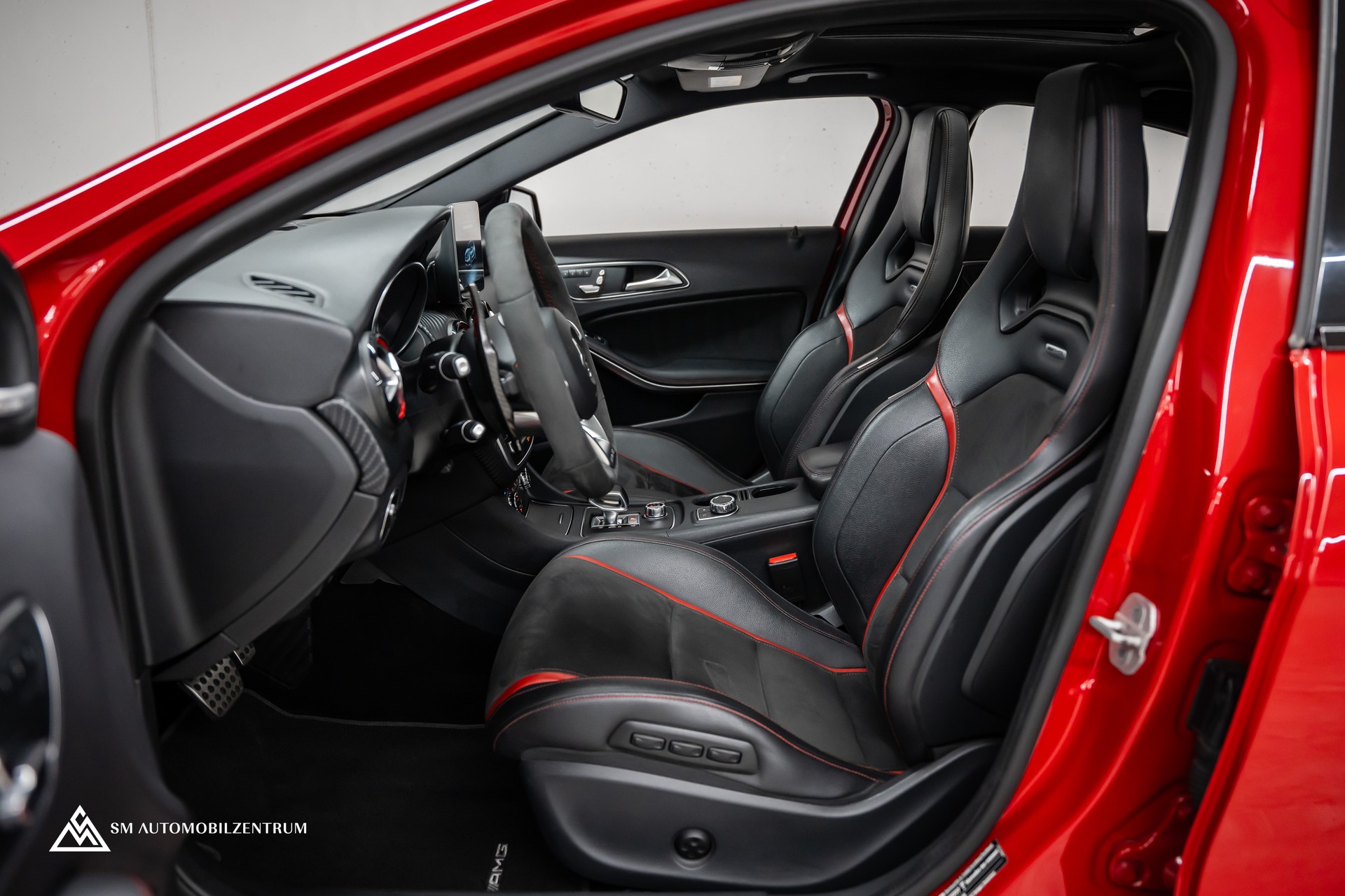 MERCEDES-BENZ A 45 AMG 4Matic Speedshift 7G-DCT / Vollausstattung / Panorama / Rückfahrkamera / Ambientebeleuchtung-image-18
