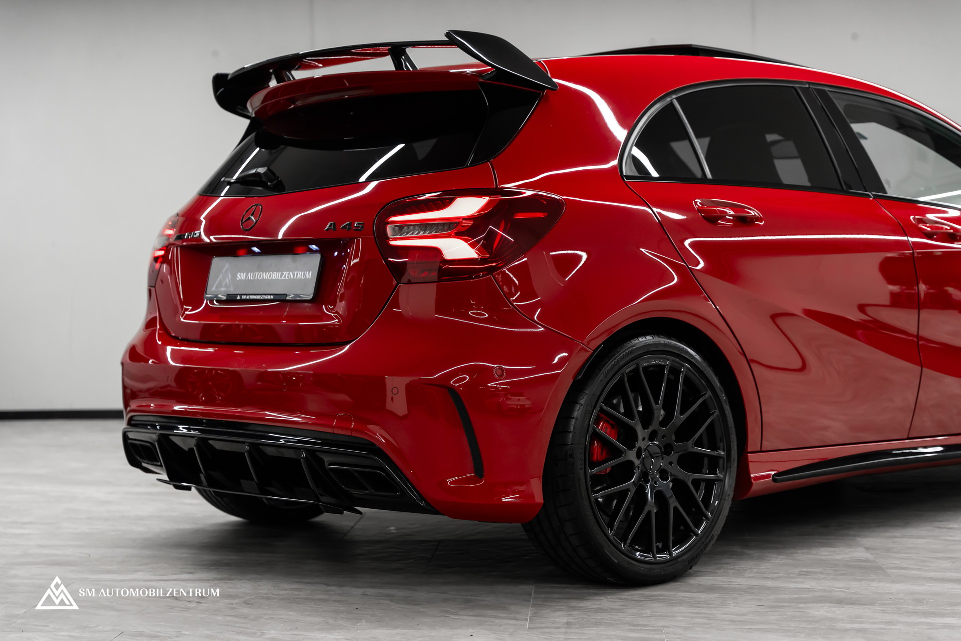 MERCEDES-BENZ A 45 AMG 4Matic Speedshift 7G-DCT / Vollausstattung / Panorama / Rückfahrkamera / Ambientebeleuchtung-image-9