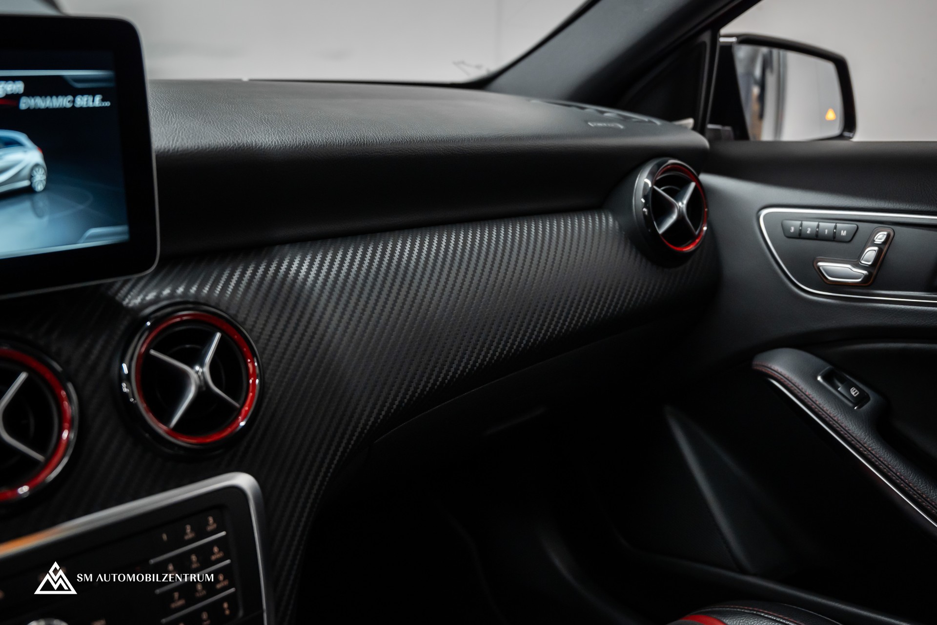 MERCEDES-BENZ A 45 AMG 4Matic Speedshift 7G-DCT / Vollausstattung / Panorama / Rückfahrkamera / Ambientebeleuchtung-image-37