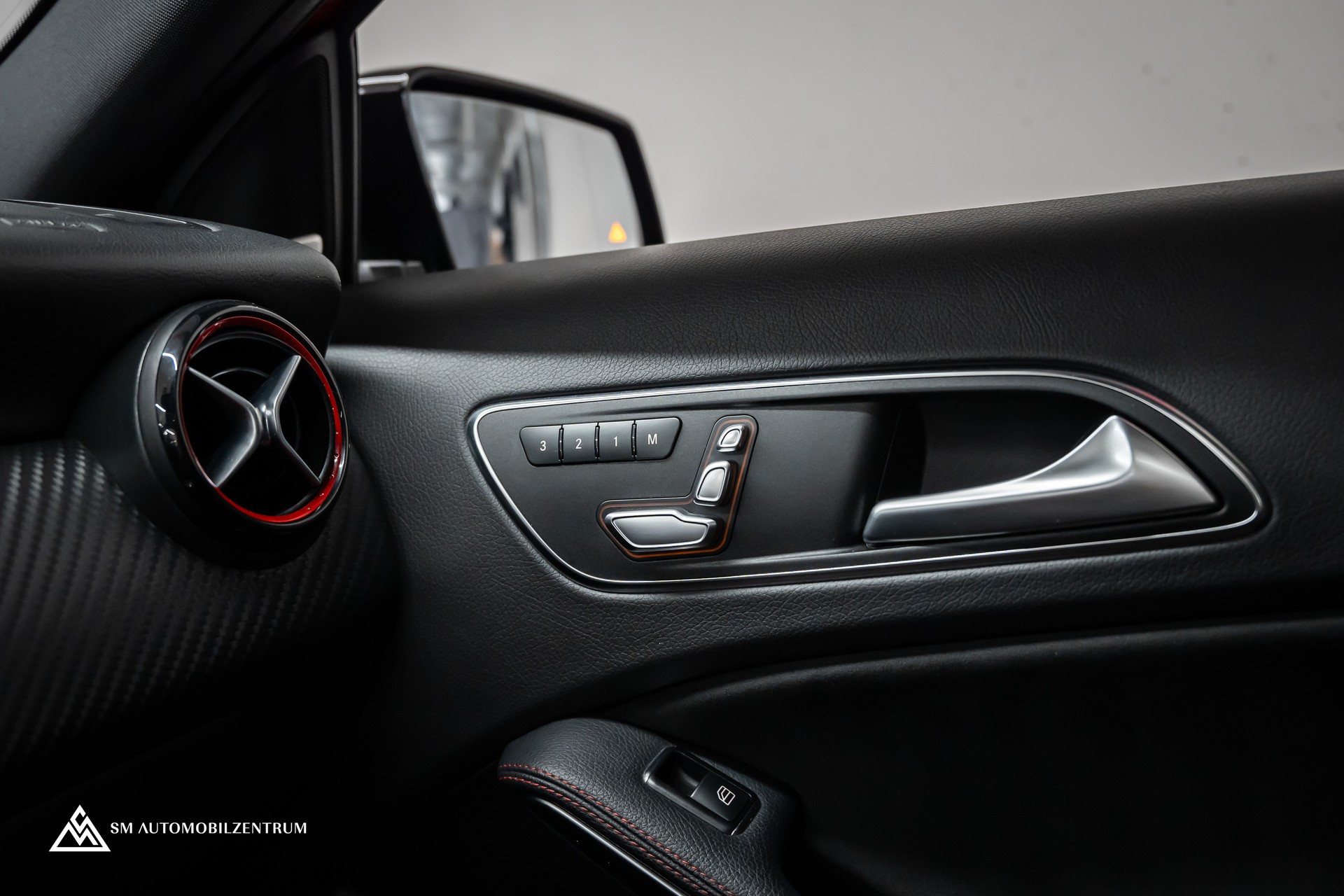 MERCEDES-BENZ A 45 AMG 4Matic Speedshift 7G-DCT / Vollausstattung / Panorama / Rückfahrkamera / Ambientebeleuchtung-image-36