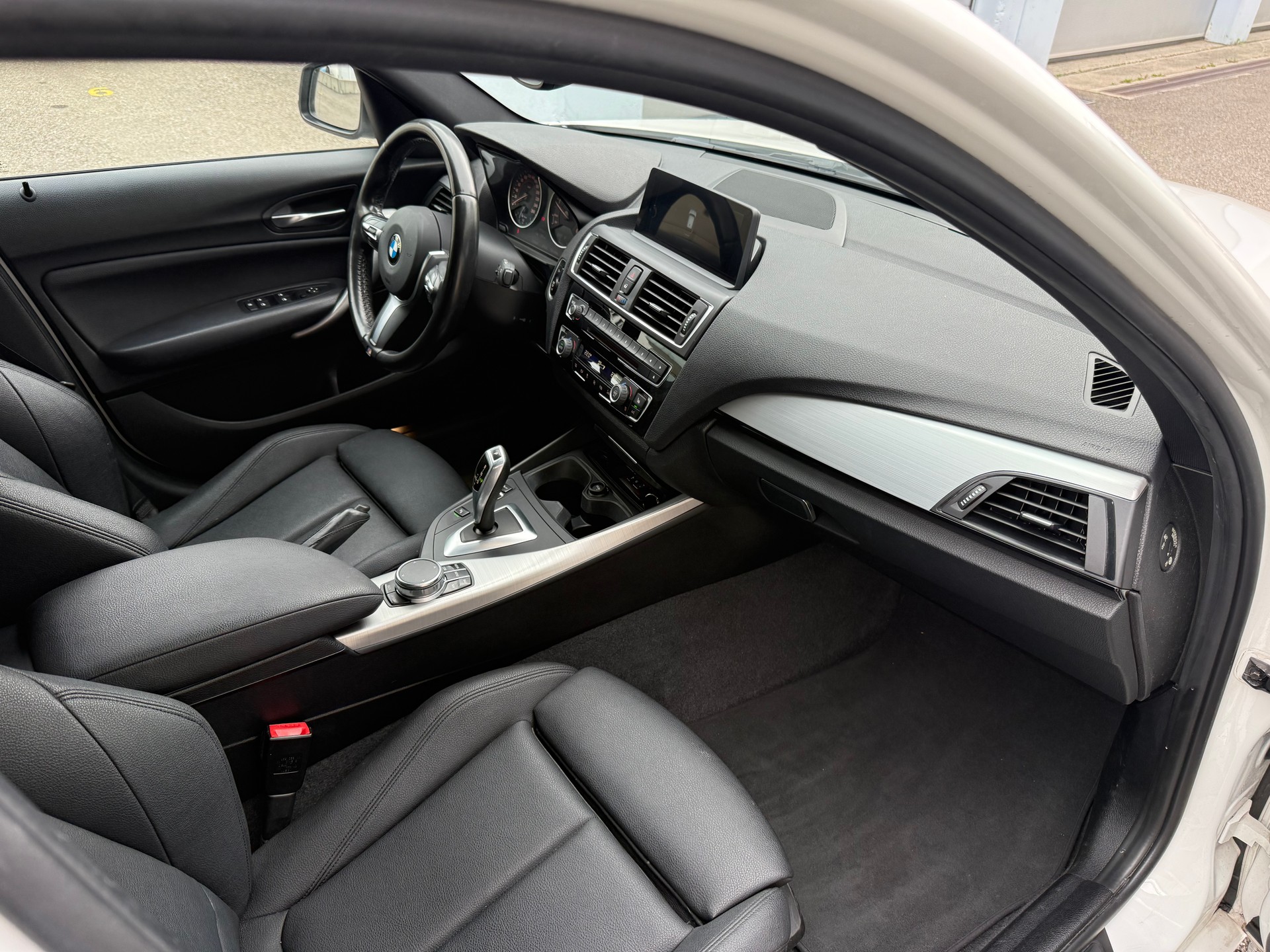 BMW 120d xDrive Sport Line Steptronic-image-10