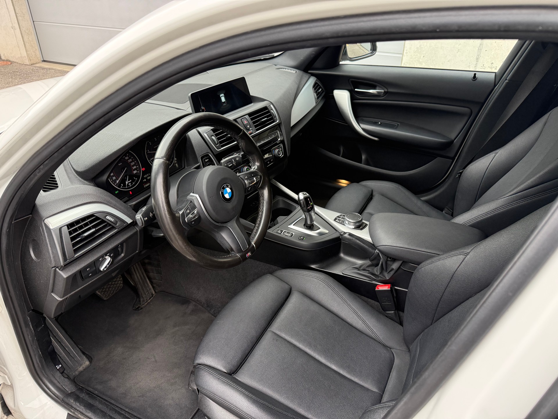 BMW 120d xDrive Sport Line Steptronic-image-8