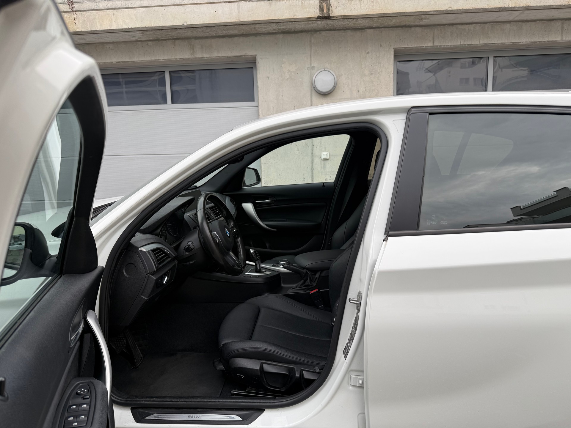 BMW 120d xDrive Sport Line Steptronic-image-9