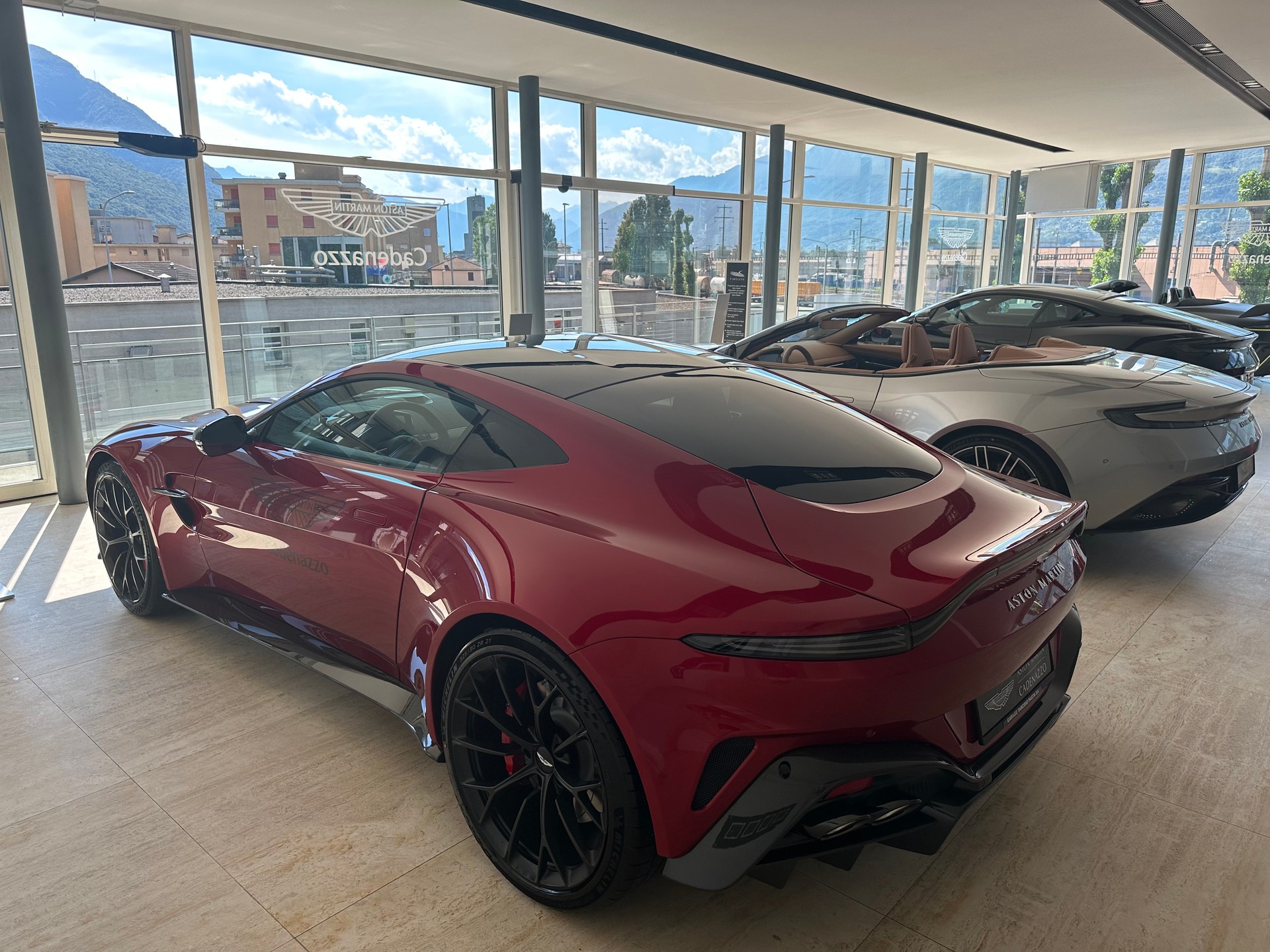 ASTON MARTIN V8 Vantage-image-7