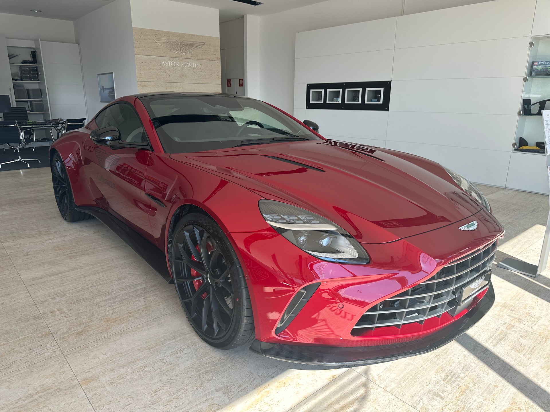 ASTON MARTIN V8 Vantage-image-5